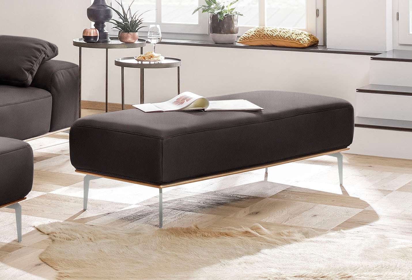 W.SCHILLIG Polsterhocker mit elegantem Holzsockel, Füße in Chrom glänzend, Breite 150 cm