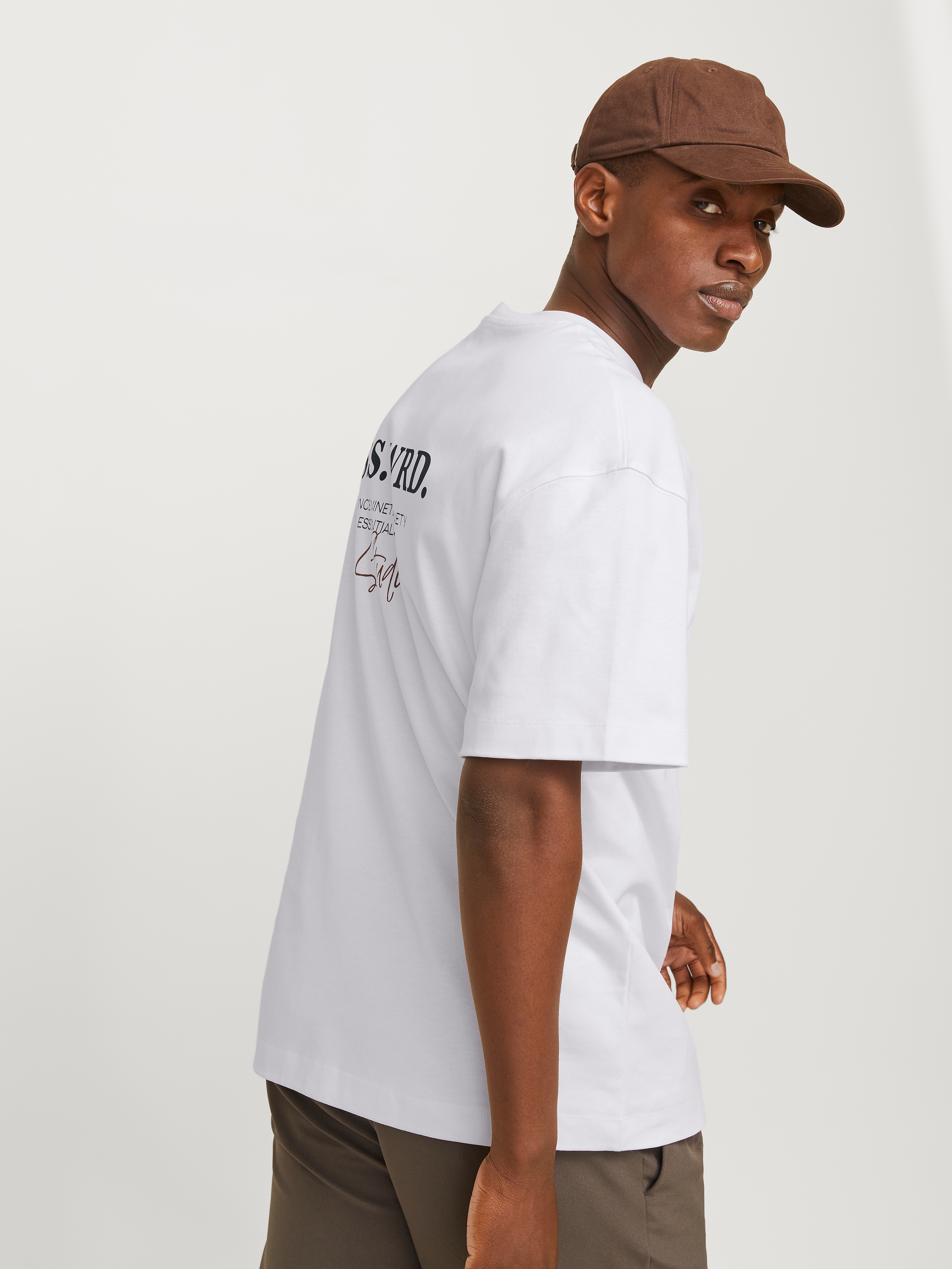 Jack & Jones Rundhalsshirt »JJEURBAN EDGE STUDIO TEE SS O-NECK NOOS«, mit Front und Back Print