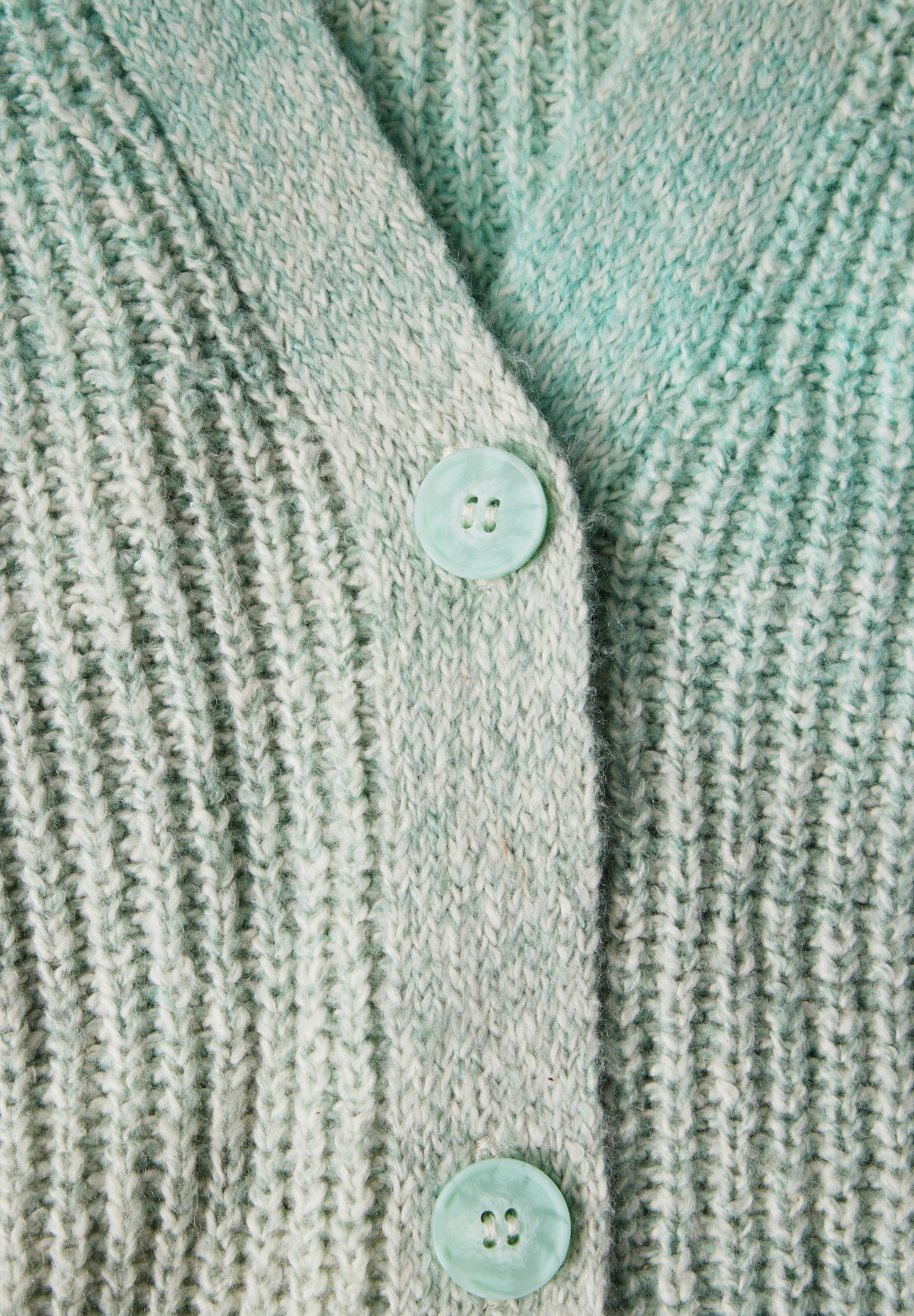 Cecil Cardigan, mit Knopfleiste
