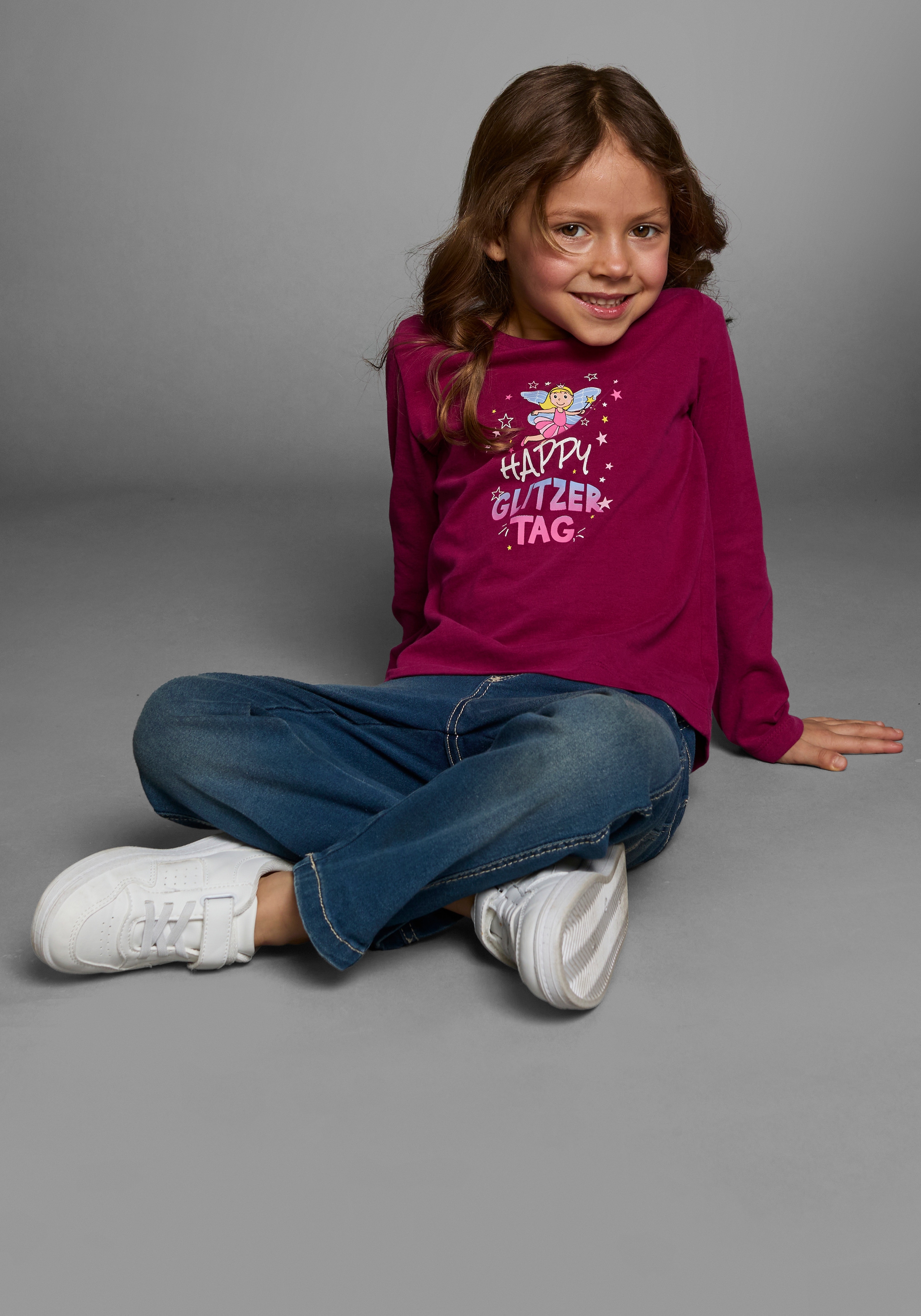 KIDSWORLD Langarmshirt »Mit Spruch: Happy Glitzer Tag«, Langarm, hüftlange Passform, Rundhalsausschnitt