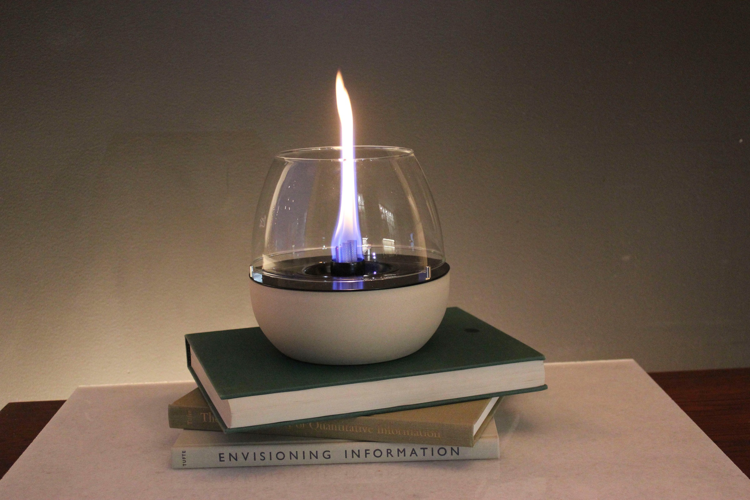 TENDERFLAME Tischfeuer "Tulpe", weiß, B/H/T: 18cm x 17,5cm, Dekokamine, 3-fach Docht, Porzellansockel und Glasring 6