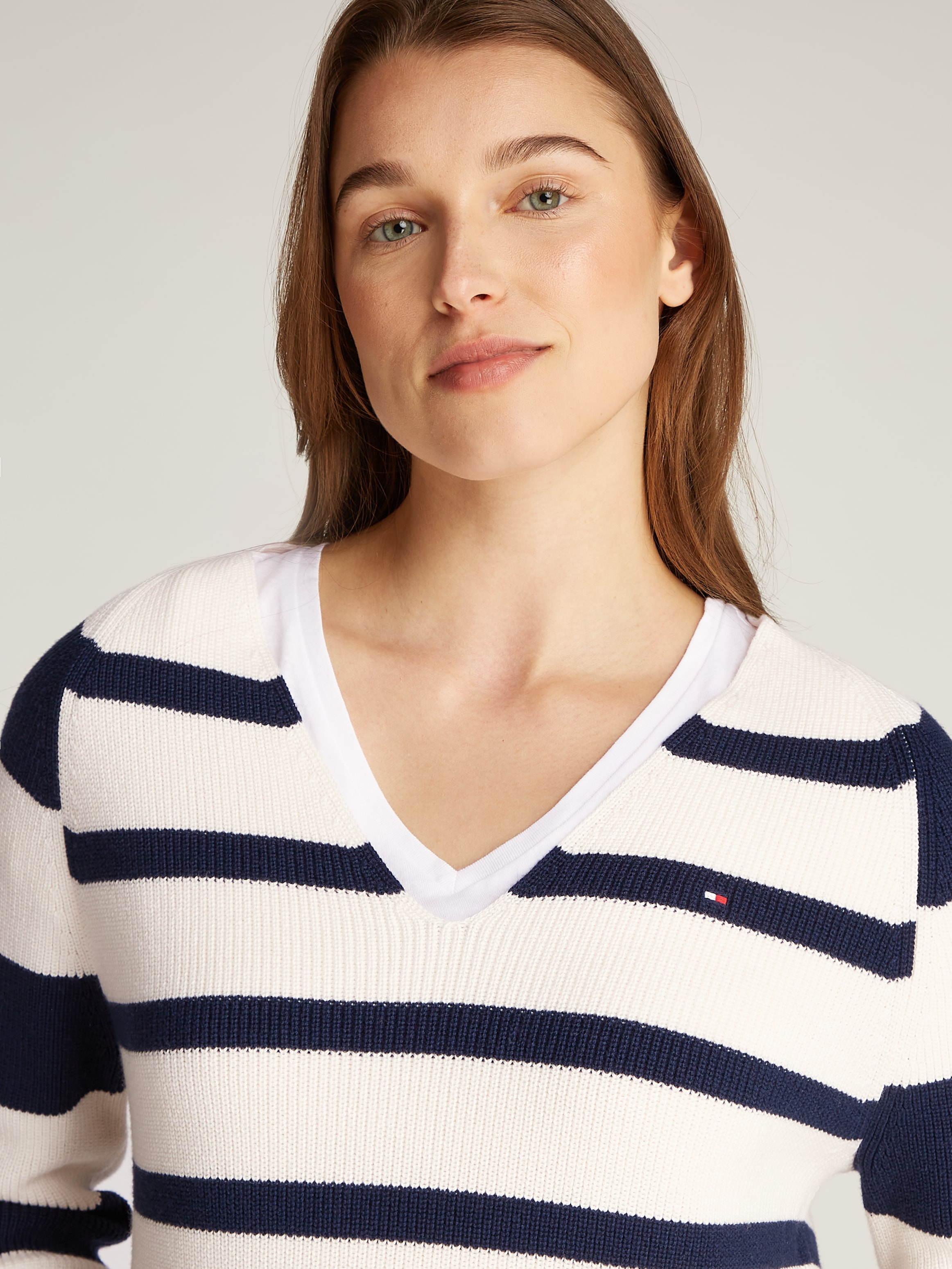 Tommy Hilfiger Strickpullover »CO CARDI STITCH V-NK LS« mit Logostickerei