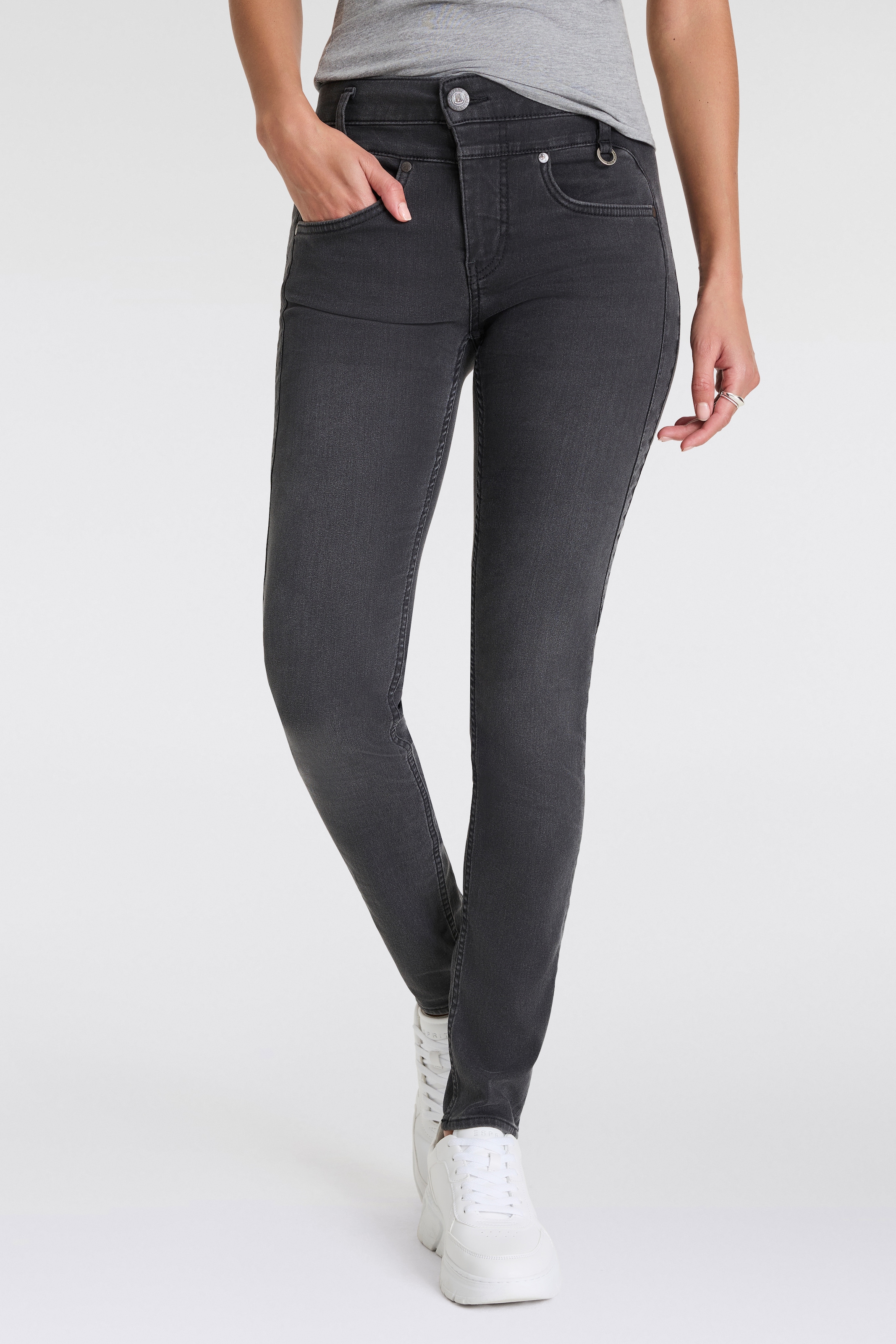 Skinny-fit-Jeans »Sharp Slim Reused Denim Black«, mit dekorativem Ring an der...