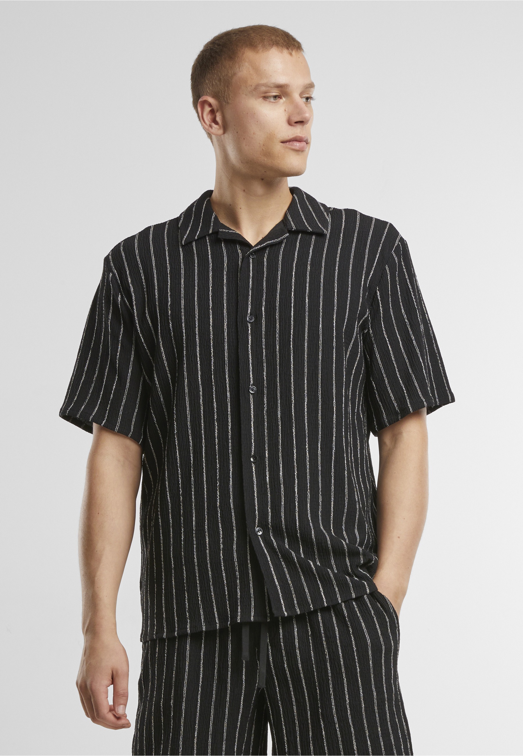 URBAN CLASSICS Langarmhemd »Urban Classics Striped Crinkle Resort Shirt« 1