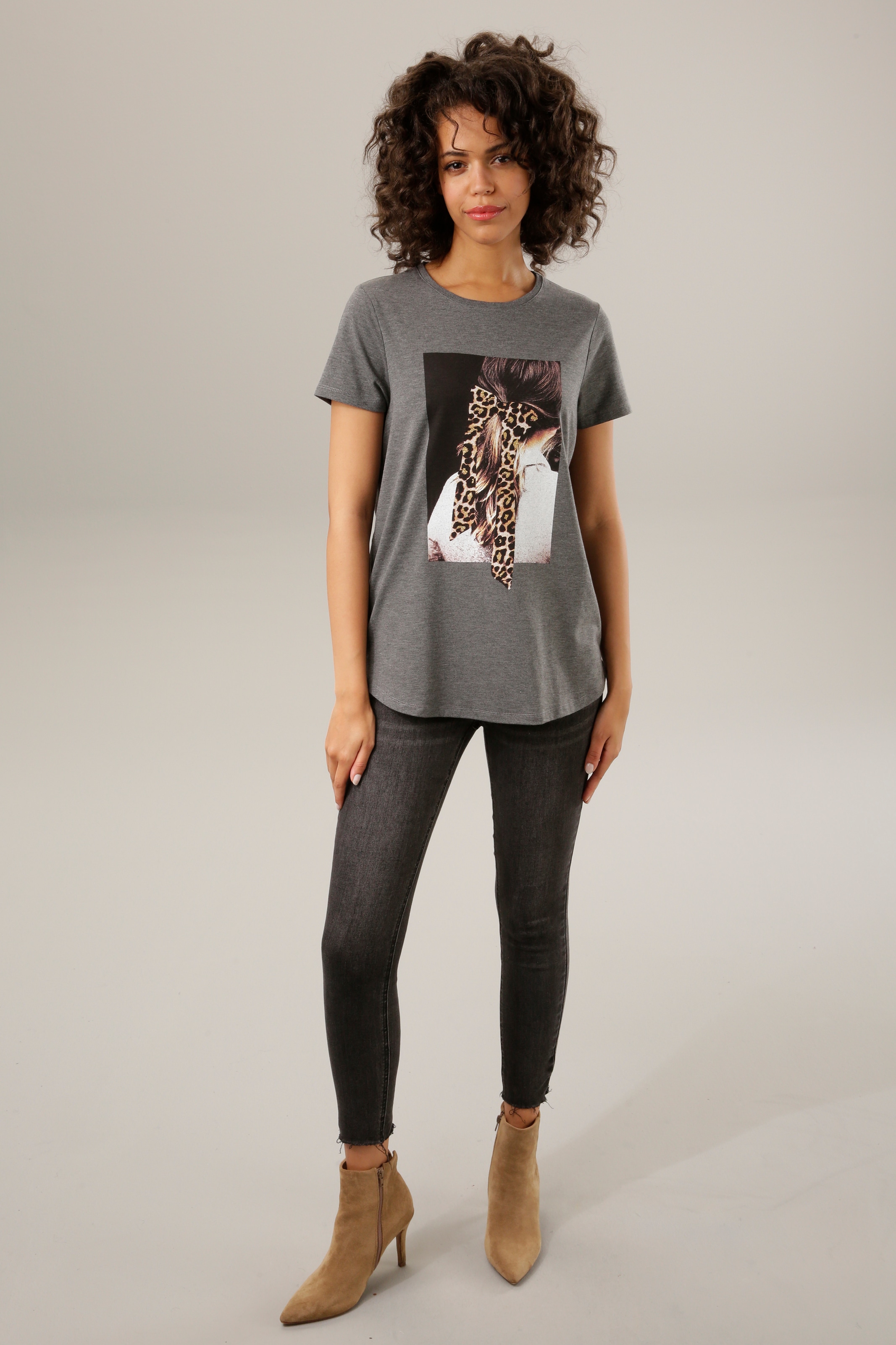 BAUR für Aniston verziertem CASUAL Glitzer mit kaufen T-Shirt, | Frontdruck