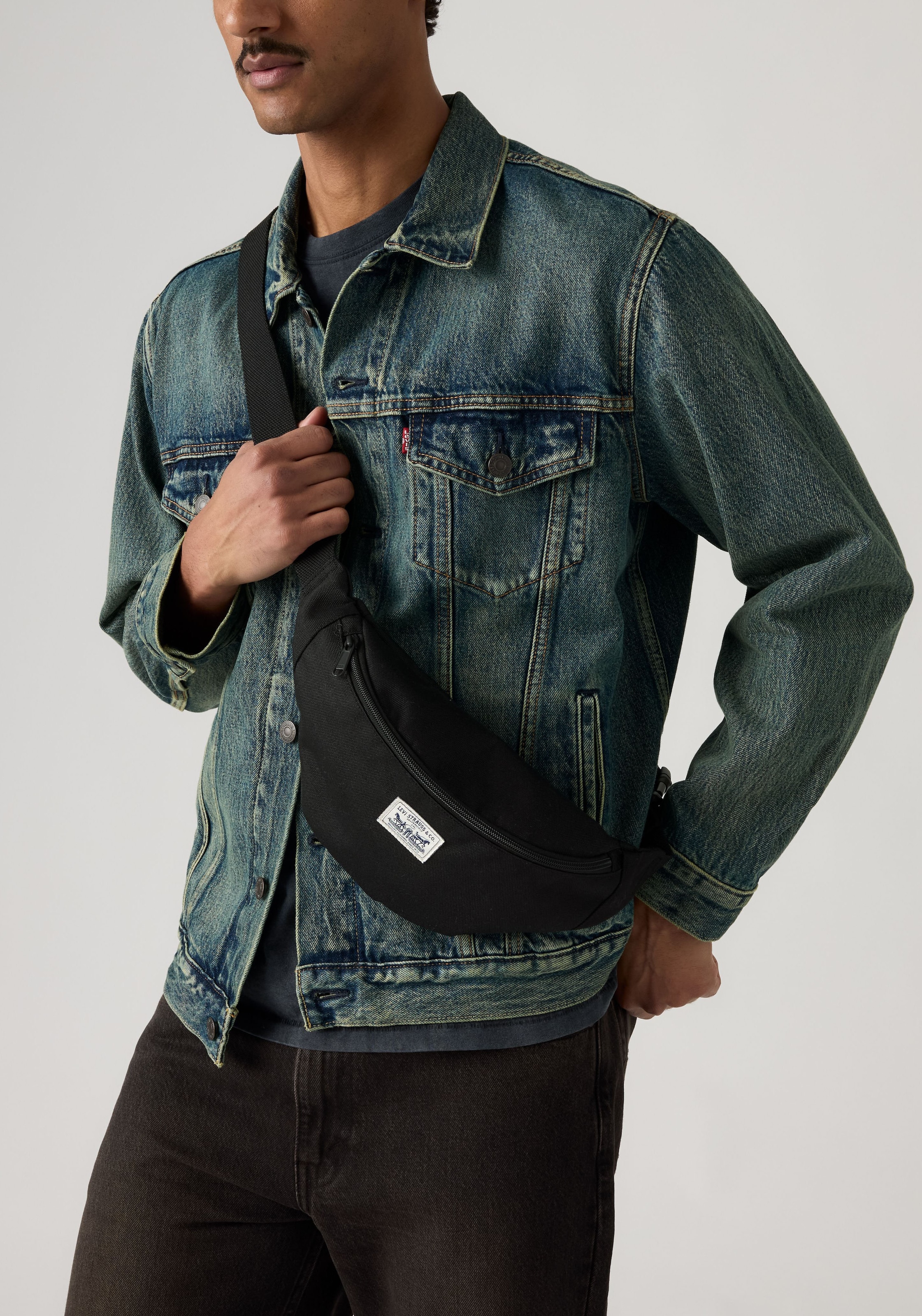 Levi's® Bauchtasche »DUBOCE SLING OV« mit Logo Stickerei