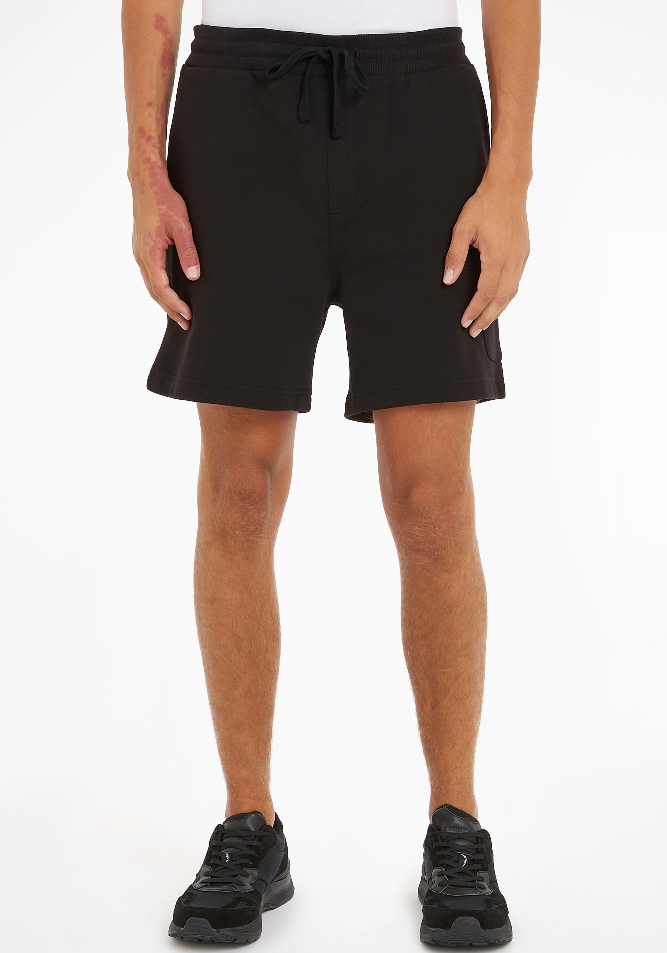 Tommy Jeans Cargoshorts »TJM XS BADGE CARGO BEACH SHORT«, mit Tunnelzug im Bund kaufen