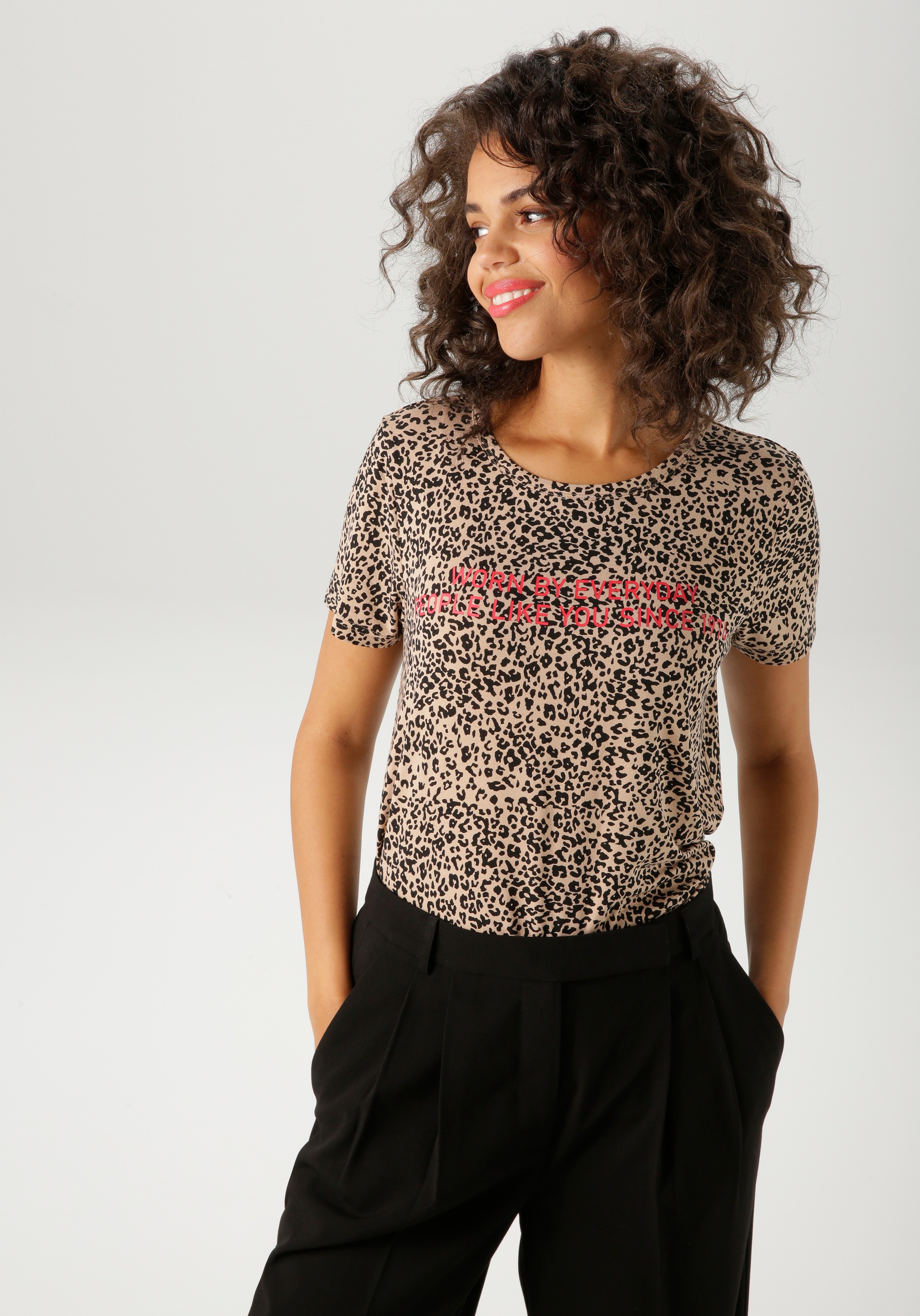 Aniston CASUAL T-Shirt, im Leo-Print mit Statement-Schriftzug - NEUE KOLLEKTION