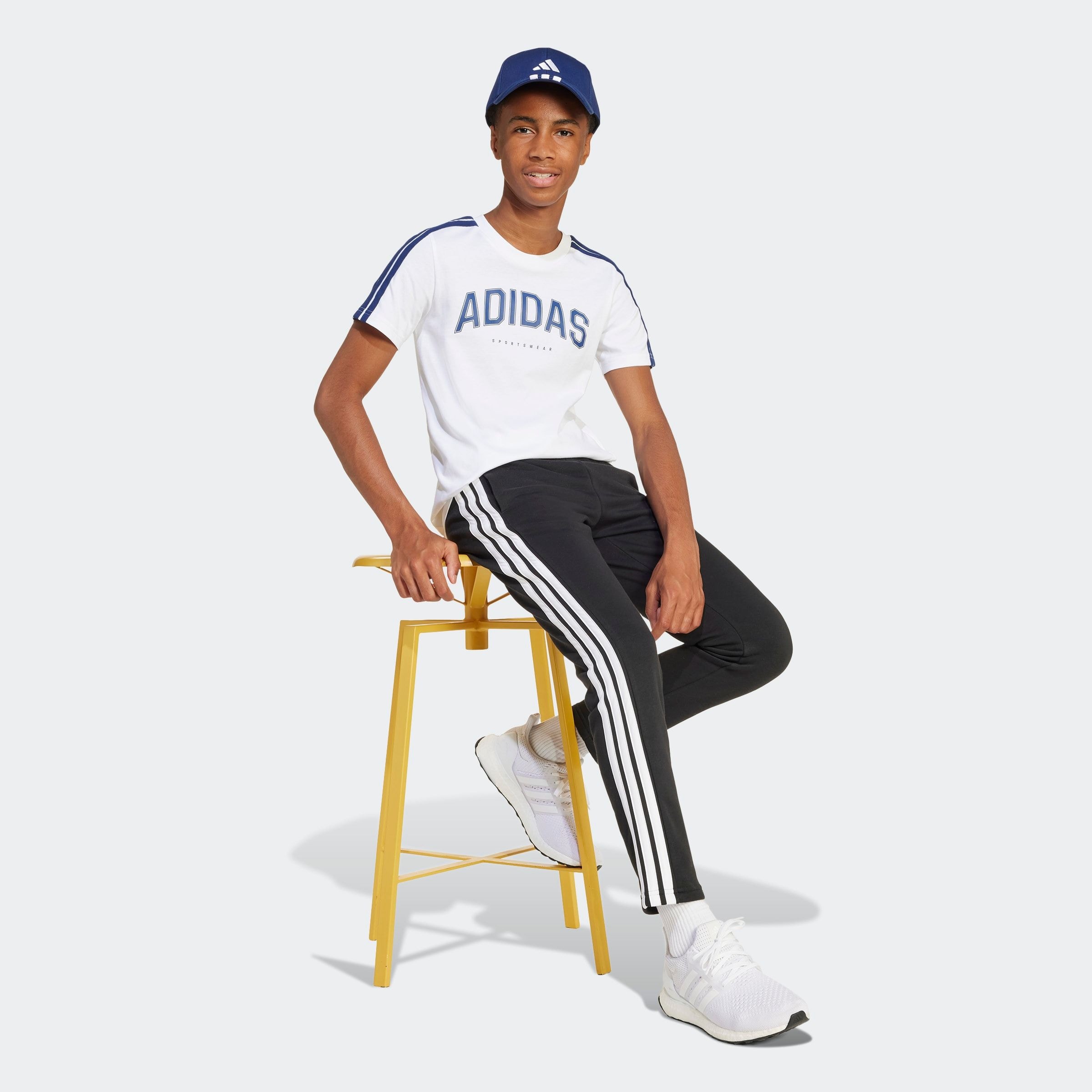 adidas Sportswear T-Shirt »J C COLLEG TEE« mit auffälliger Grafik, bequeme Passform, aus Baumwolle