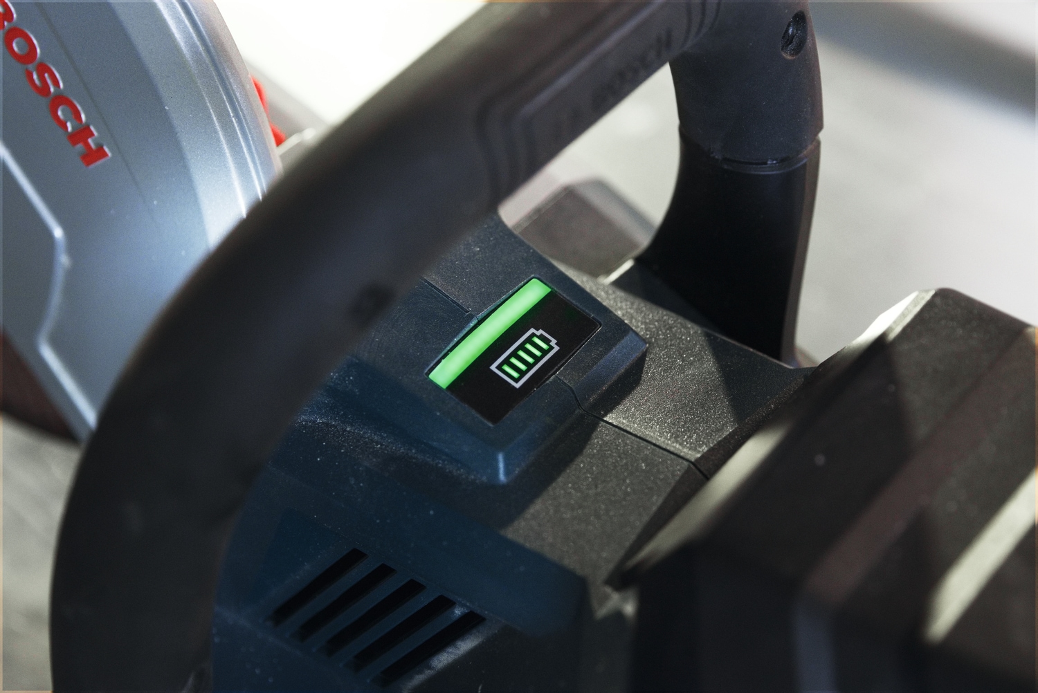 Bosch Professional Trennsäge »»GCS 18V-230 Professional««, (zum schnellen Trennen von Metall oder Beton), ohne Sägeblatt, ohne Akku, ohne Ladegerät
