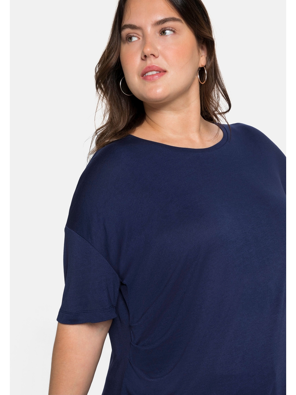 mit Größen«, T-Shirt BAUR bestellen | »Große asymmetrischem Sheego Faltendetail Saum und für