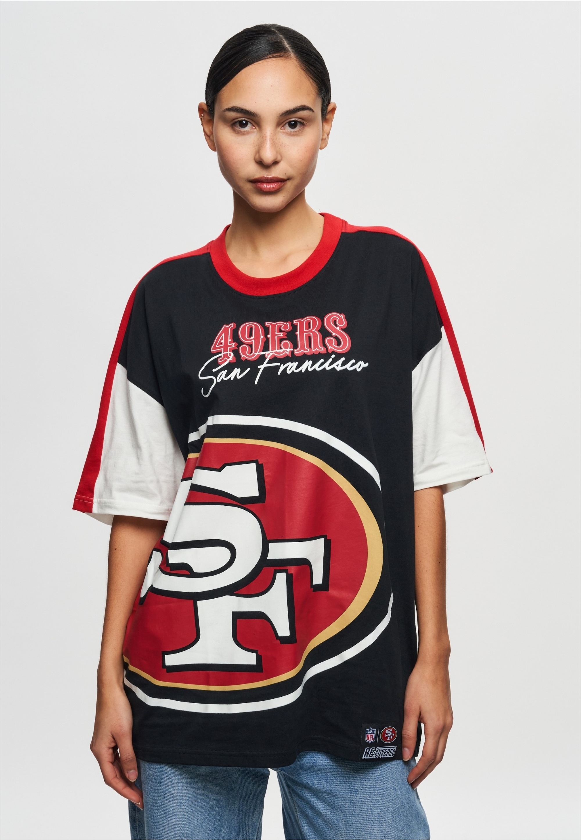 Thumbnail - Recovered T-Shirt "NFL 49ERS San Francisco Cut and Sew Oversized" 1 Stk. im zeitlosen Design
