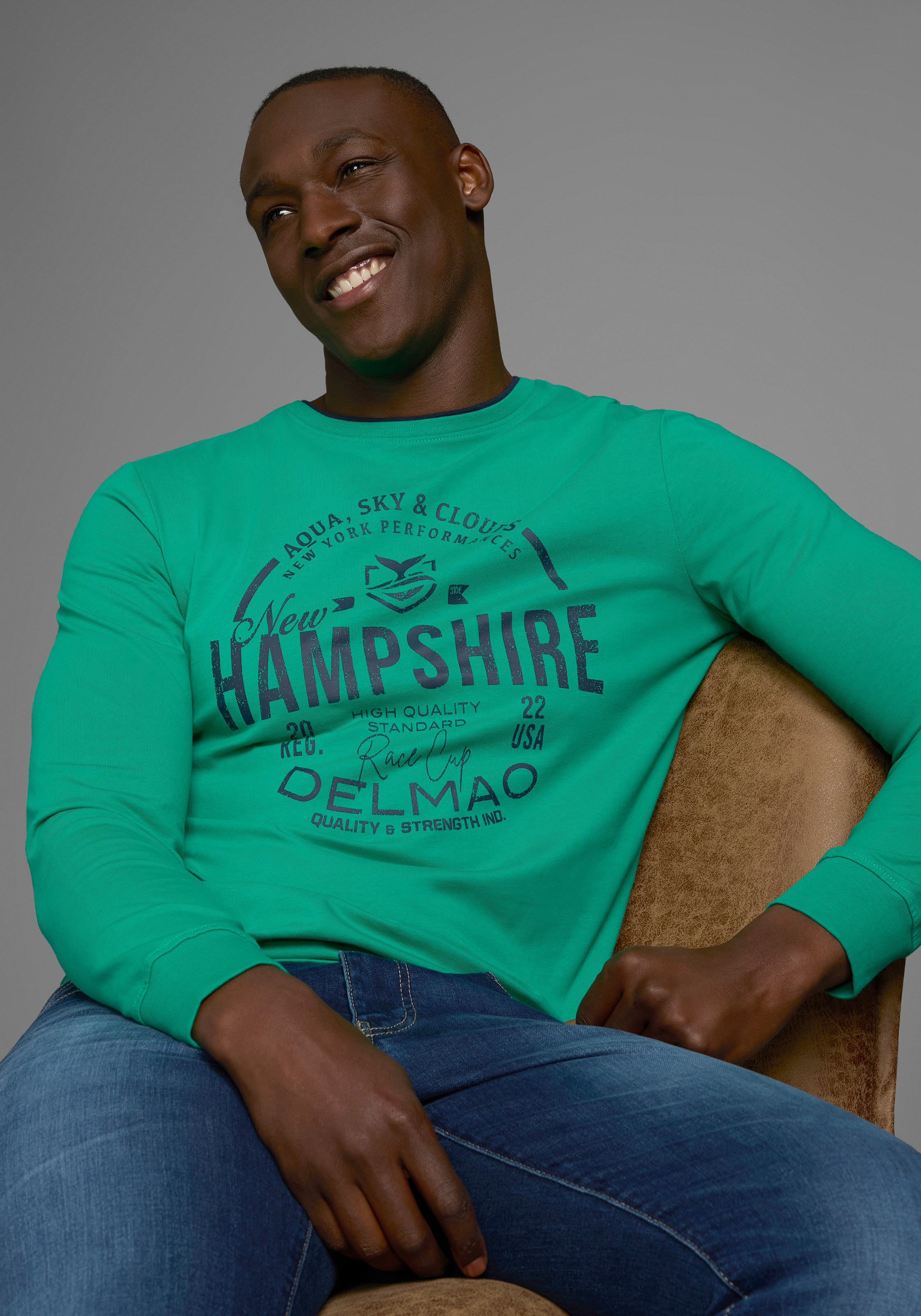 DELMAO Langarmshirt, mit modernem Print - NEUE KOLLEKTION