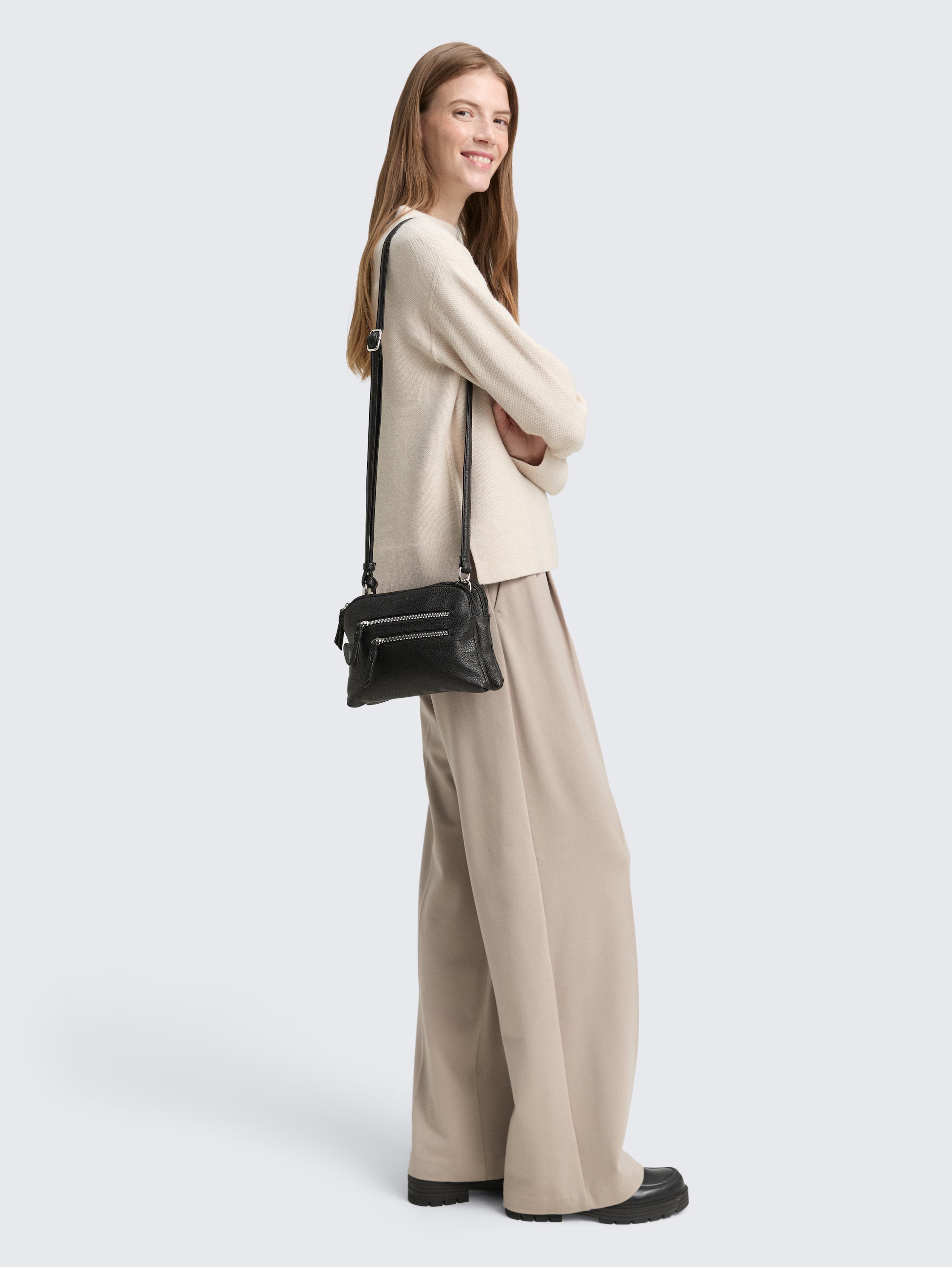 TOM TAILOR Umhängetasche »Winona« aus weichem Lederimtiat mit praktischen Formaten