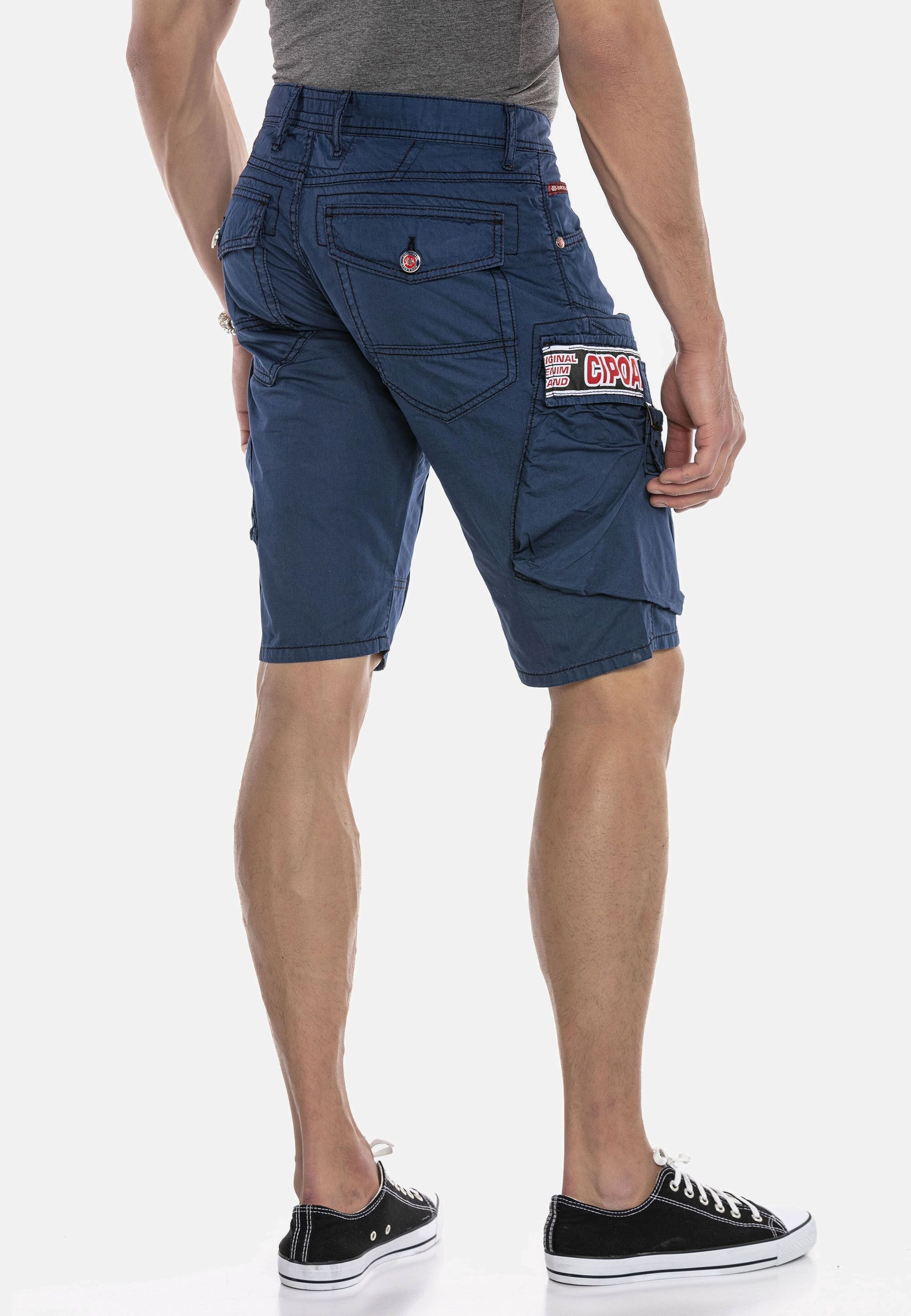 Cipo & Baxx Jeansbermudas »Capri-Shorts«, mit angesagtem Label-Patch auf den Cargotaschen