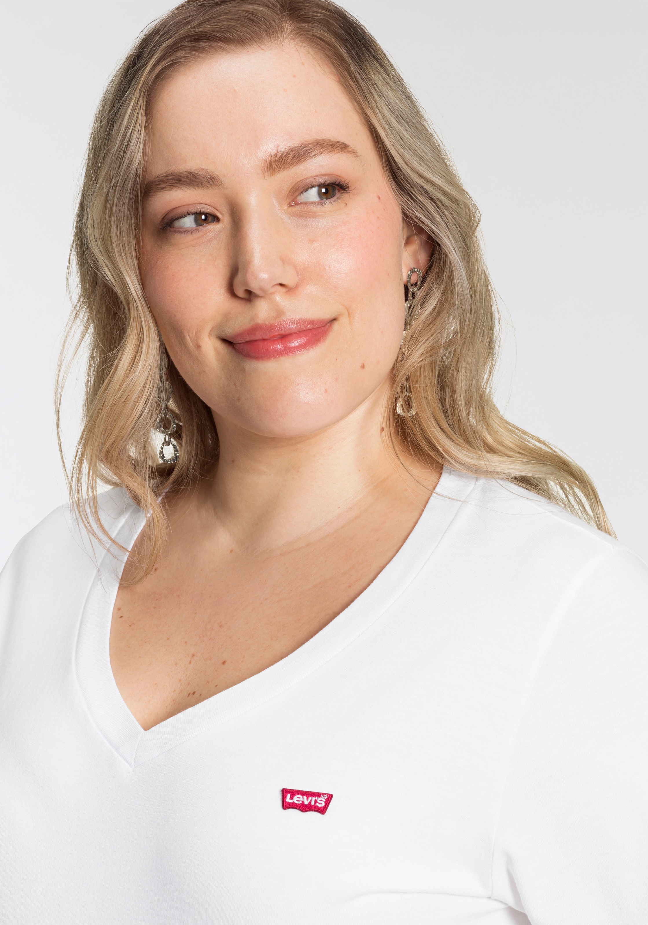 Levis Plus V-Shirt "V NECK TEE" Figurumspielende Passform günstig online kaufen