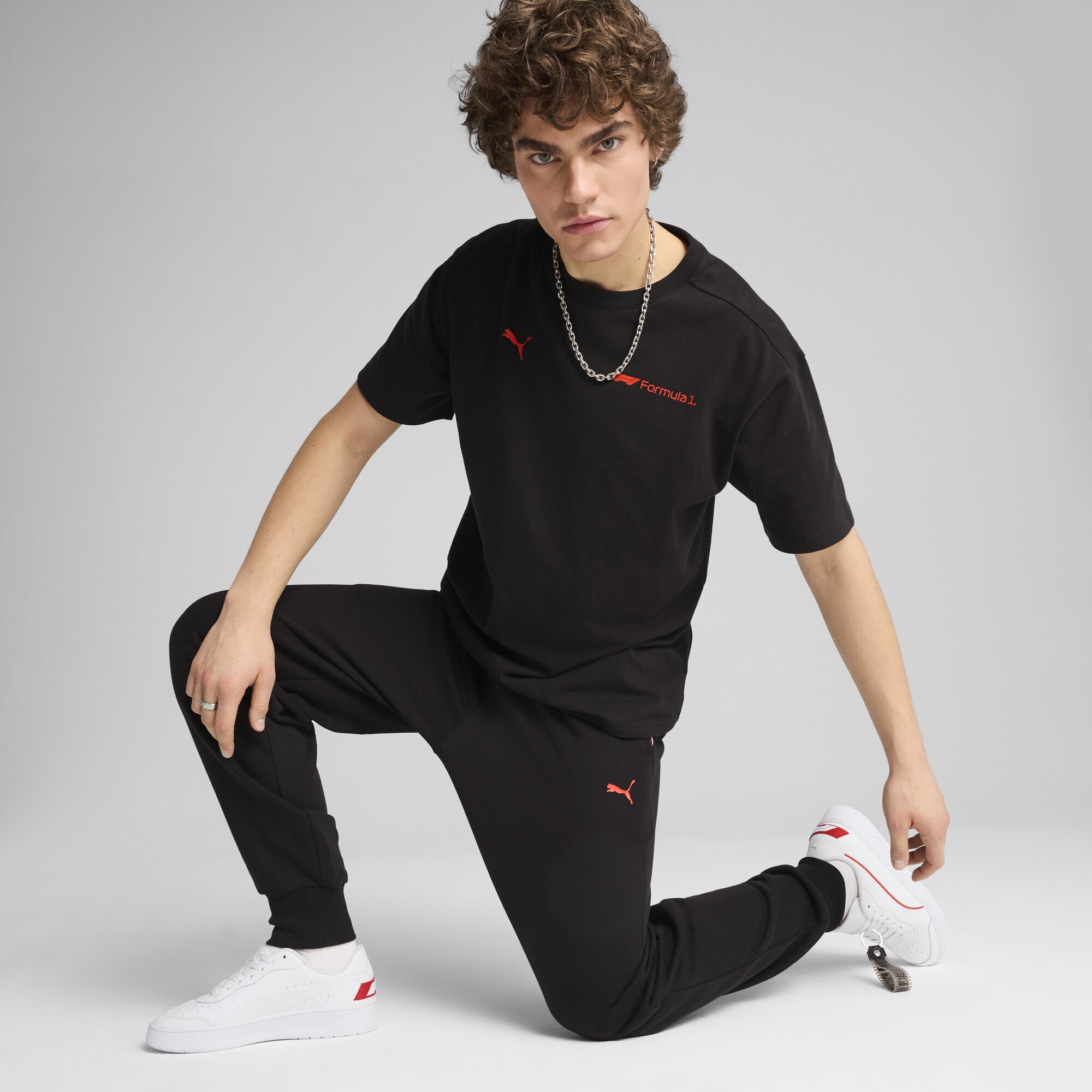 PUMA T-Shirt »F1® ESS+ Relaxed Graphic T-Shirt Herren«