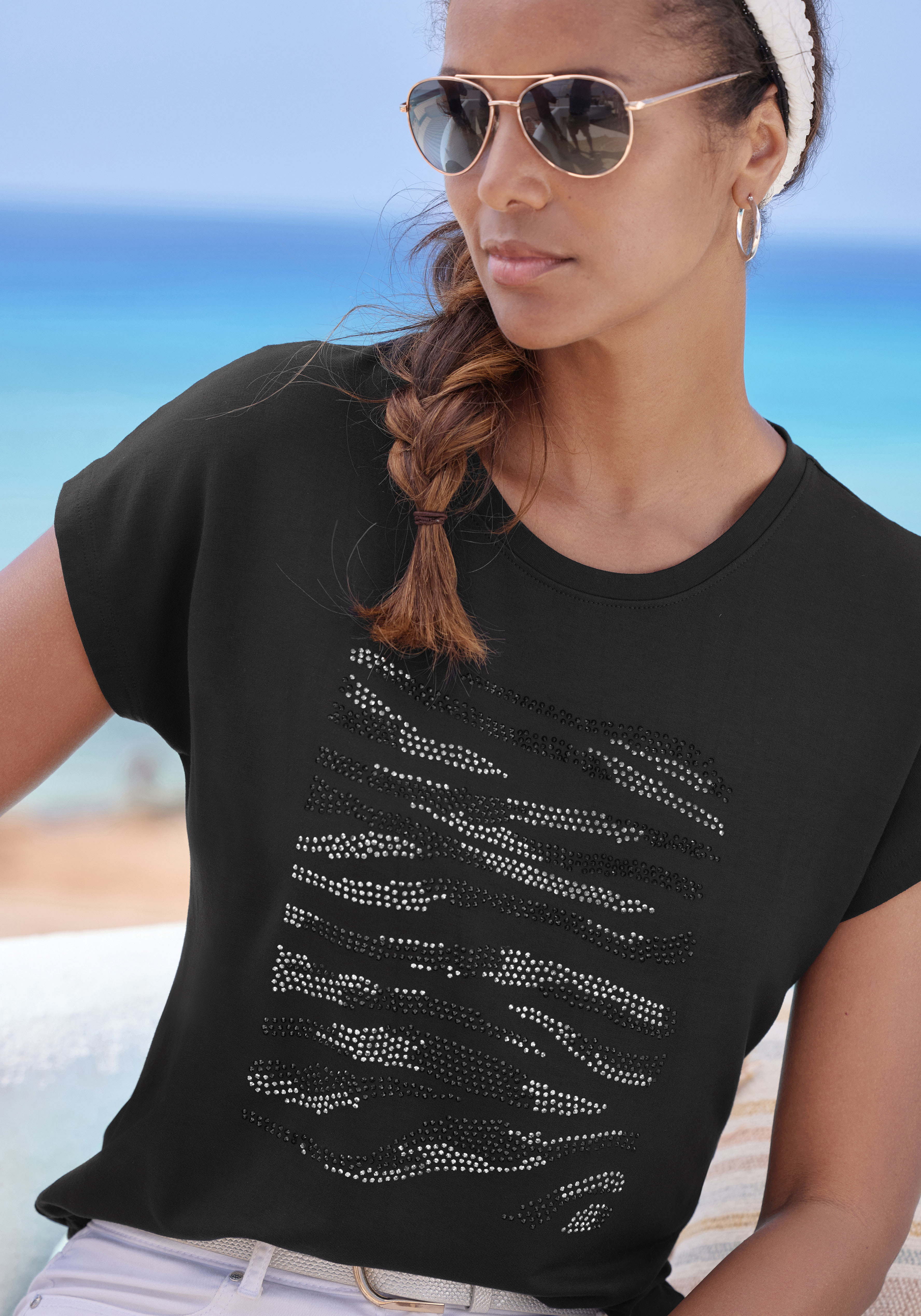 Thumbnail - LASCANA Rundhalsshirt "mit Strass-Dessin", aus hochwertiger French Terry-Qualität aus Viskose