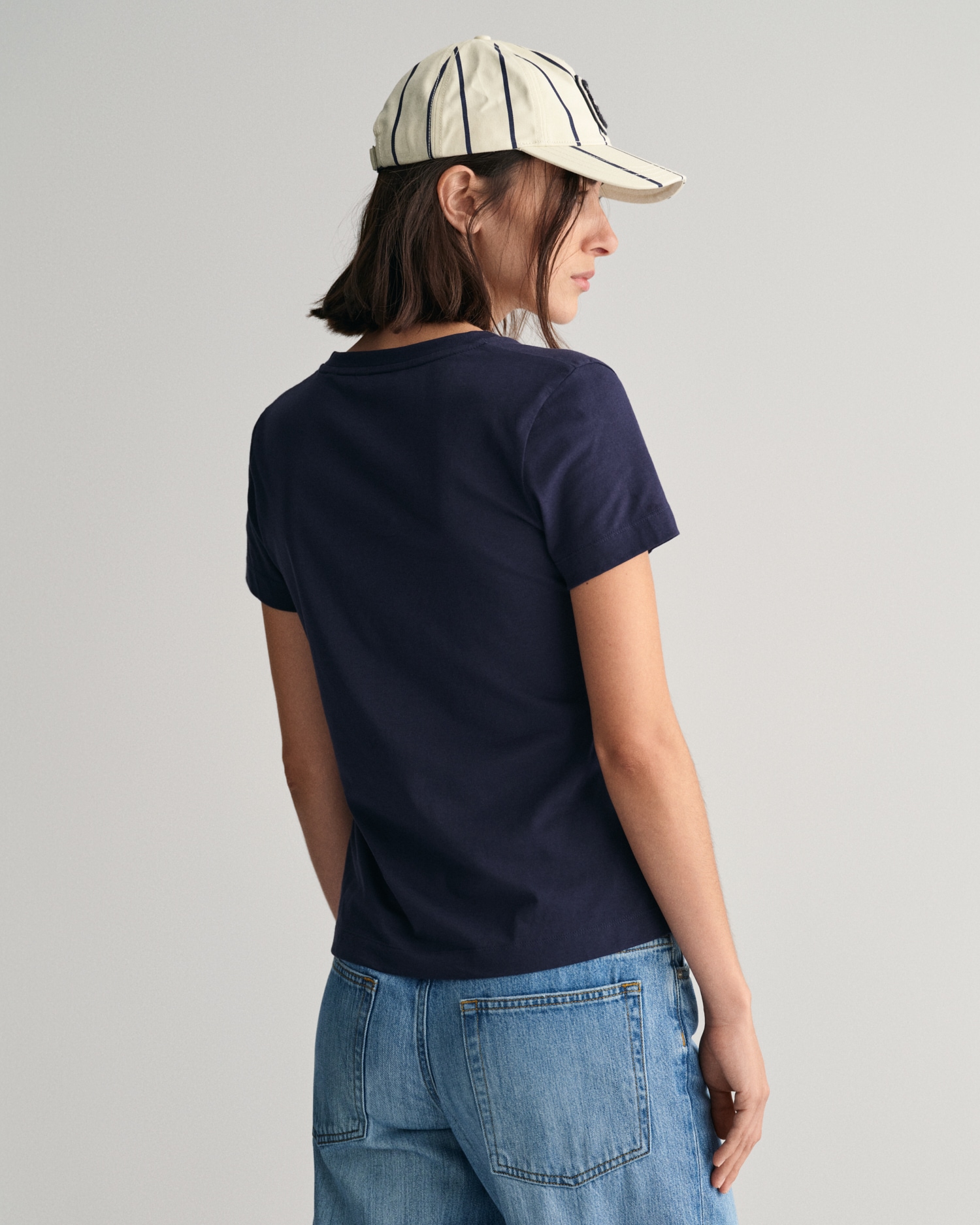 Gant T-Shirt »REG SHIELD KA V-NECK T-SHIRT«, mit einer kleinen Logostickerei auf der Brust