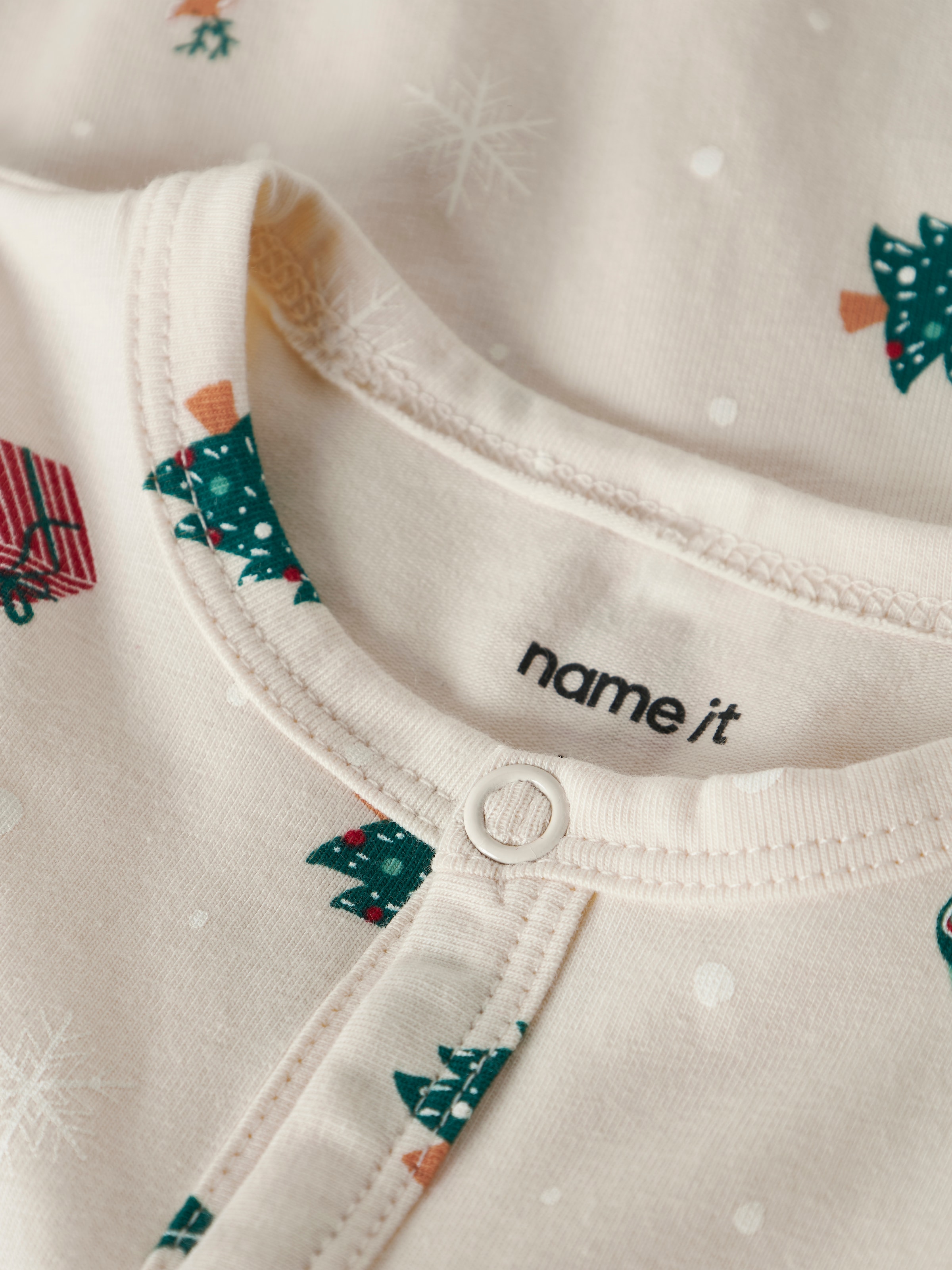 Name It Strampler »NBNVISMAS LS NIGHTSUIT« mit Weihnachtsmotiv