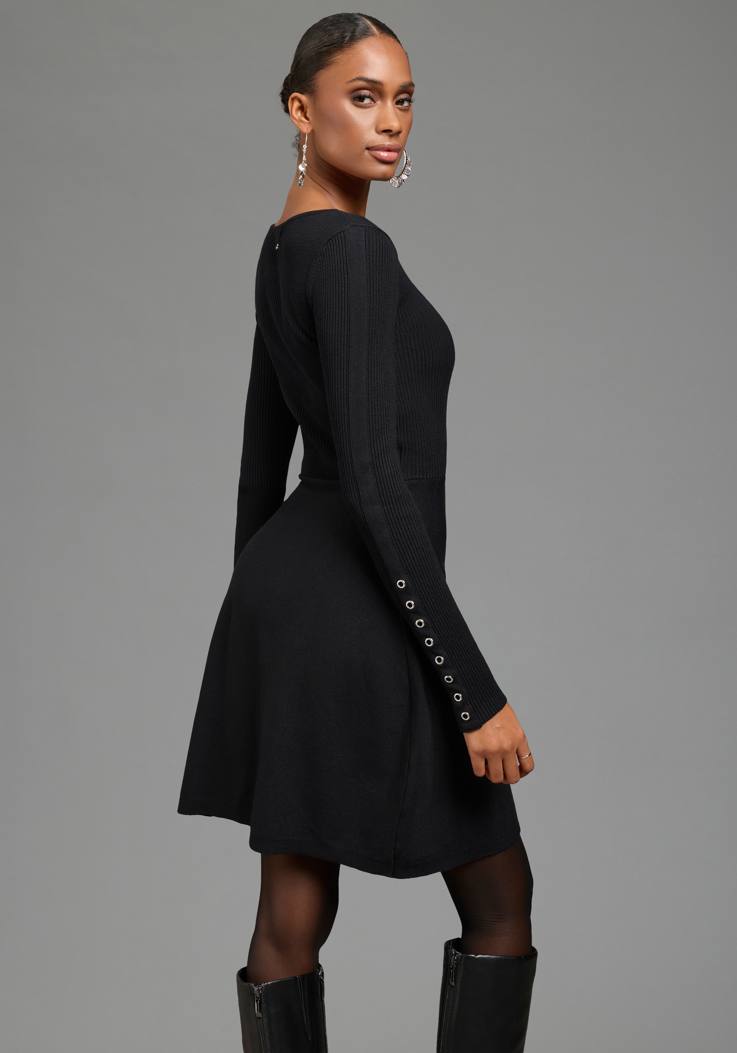 Bruno Banani Strickkleid Ohne Taschen figurbetonte Passform, mit ausgestelltem Saum, ohne Kragen, unifarben