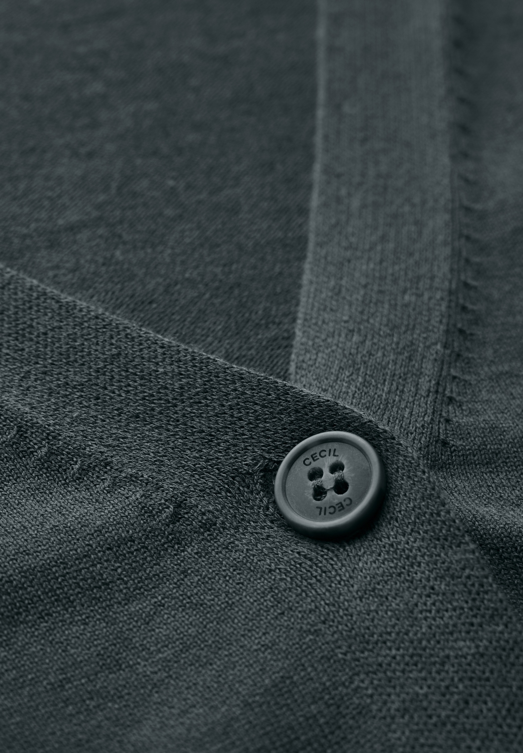 Cecil Cardigan, mit Knopfleiste