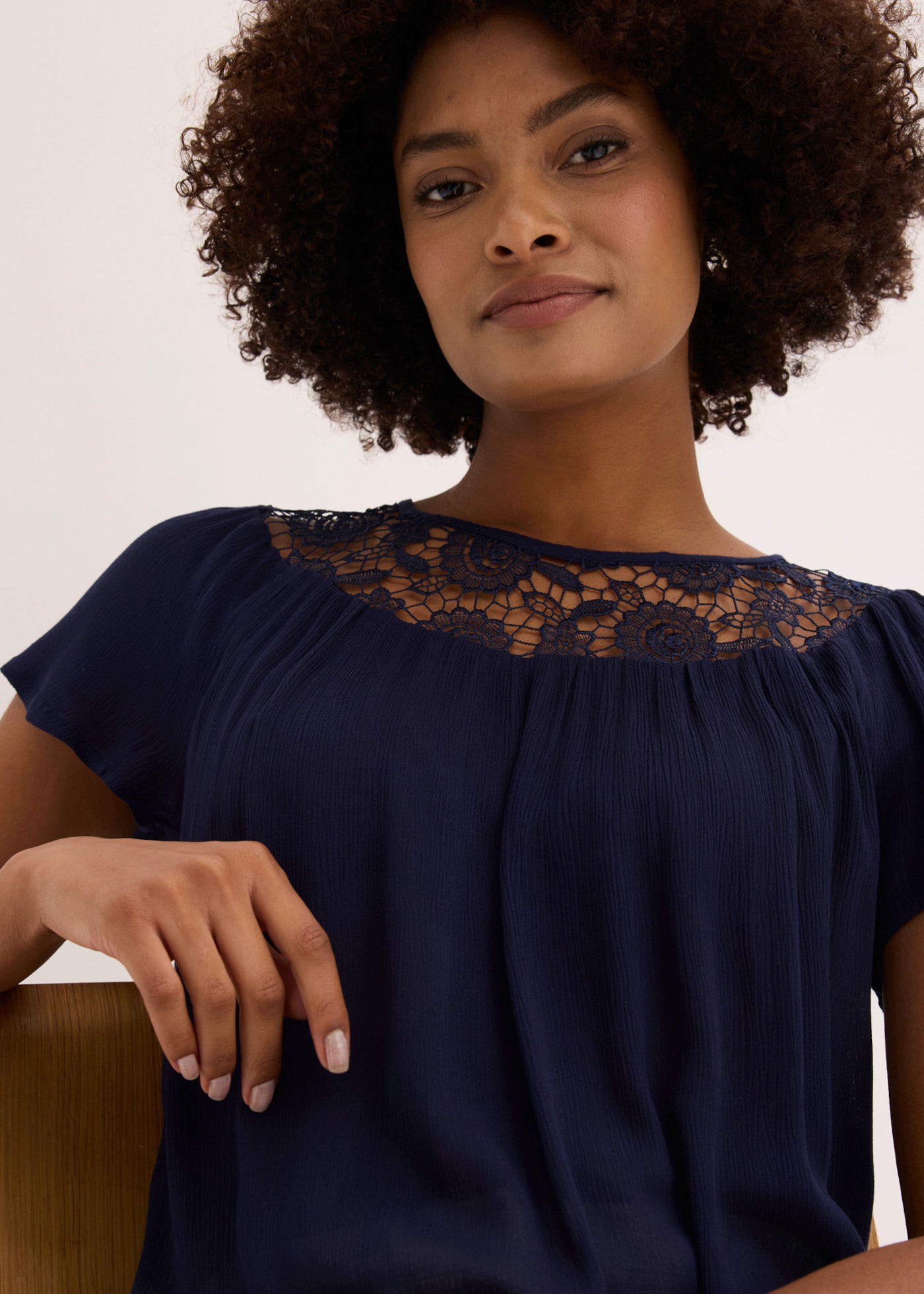 bonprix Kurzarmbluse »Bluse aus reiner Viskose« bequeme Passform, Crêpe aus Viskose, mit tollem Spitzeneinsatz