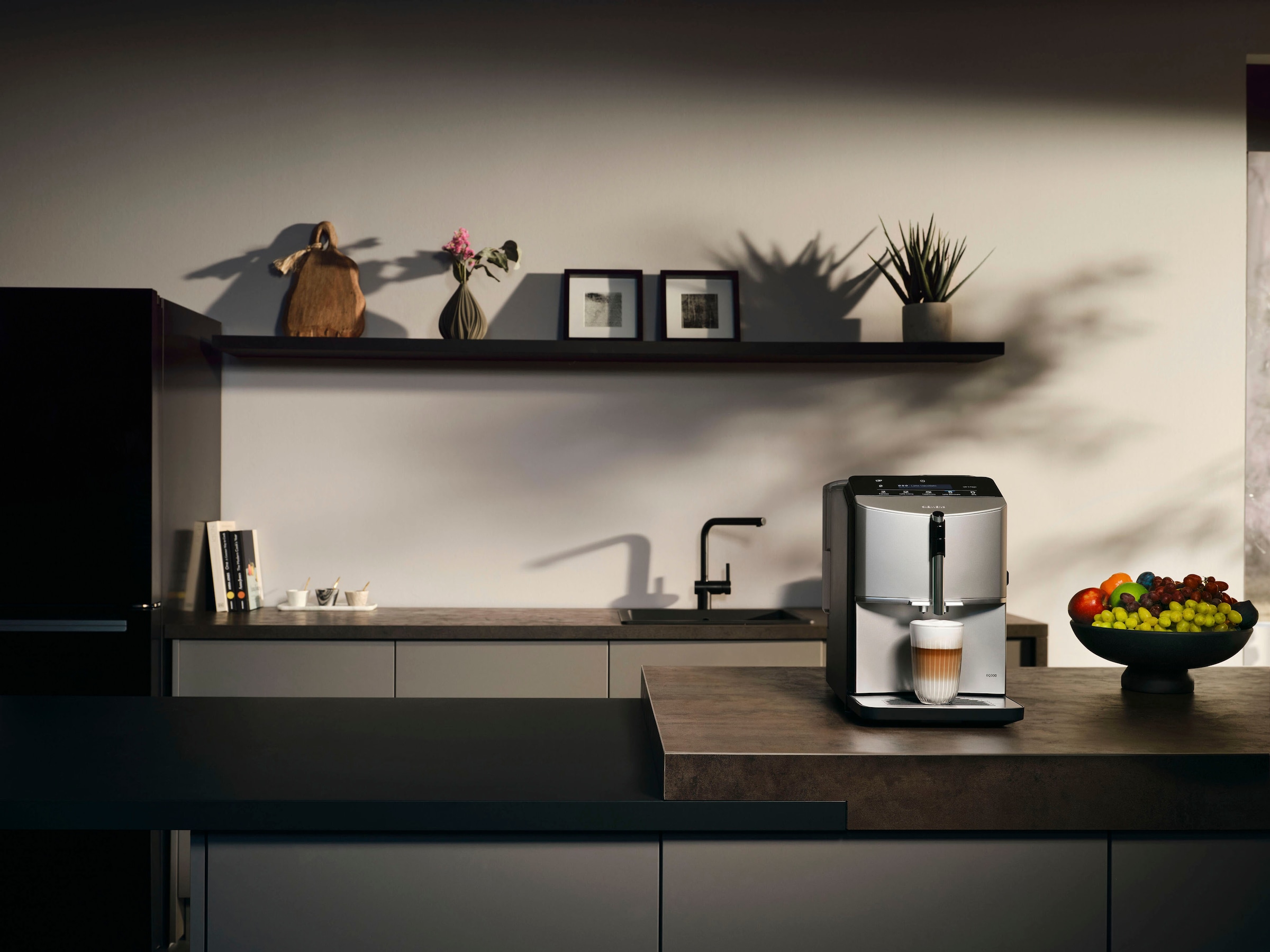 SIEMENS Kaffeevollautomat »EQ300 TF303E07, viele Kaffeespezialitäten, OneTouch-Funktion«, benutzerfreundliches Display, Keramikmahlwerk, silber metallic