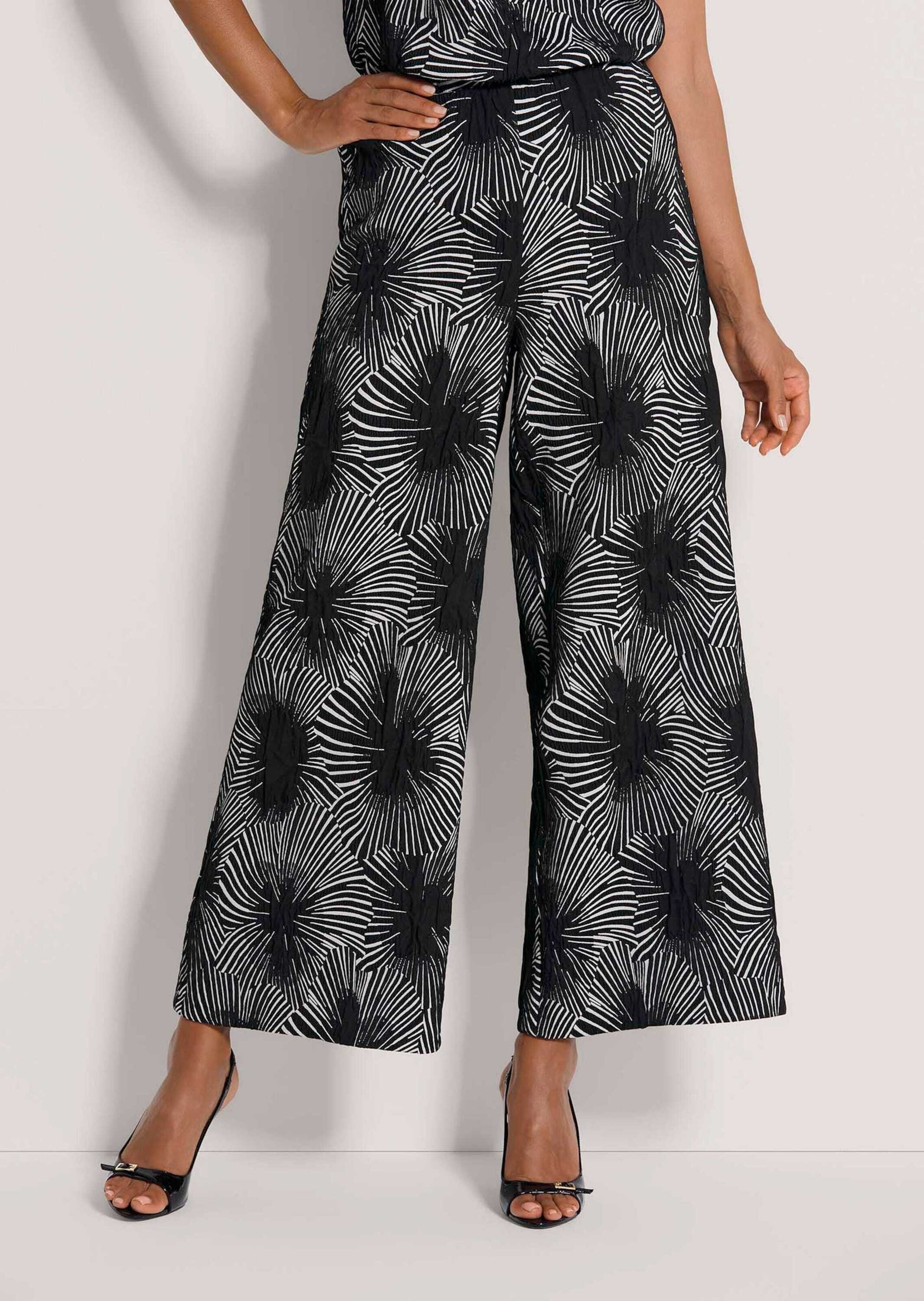 Culotte MADELEINE "Culotte Schlupfhose mit Blütenprint", Damen, Gr. 20, N + K Gr, schwarz (schwarz, weiß), Obermaterial: 95% Polyester PES. 5% Elasthan EL., Hosen Culotte 2