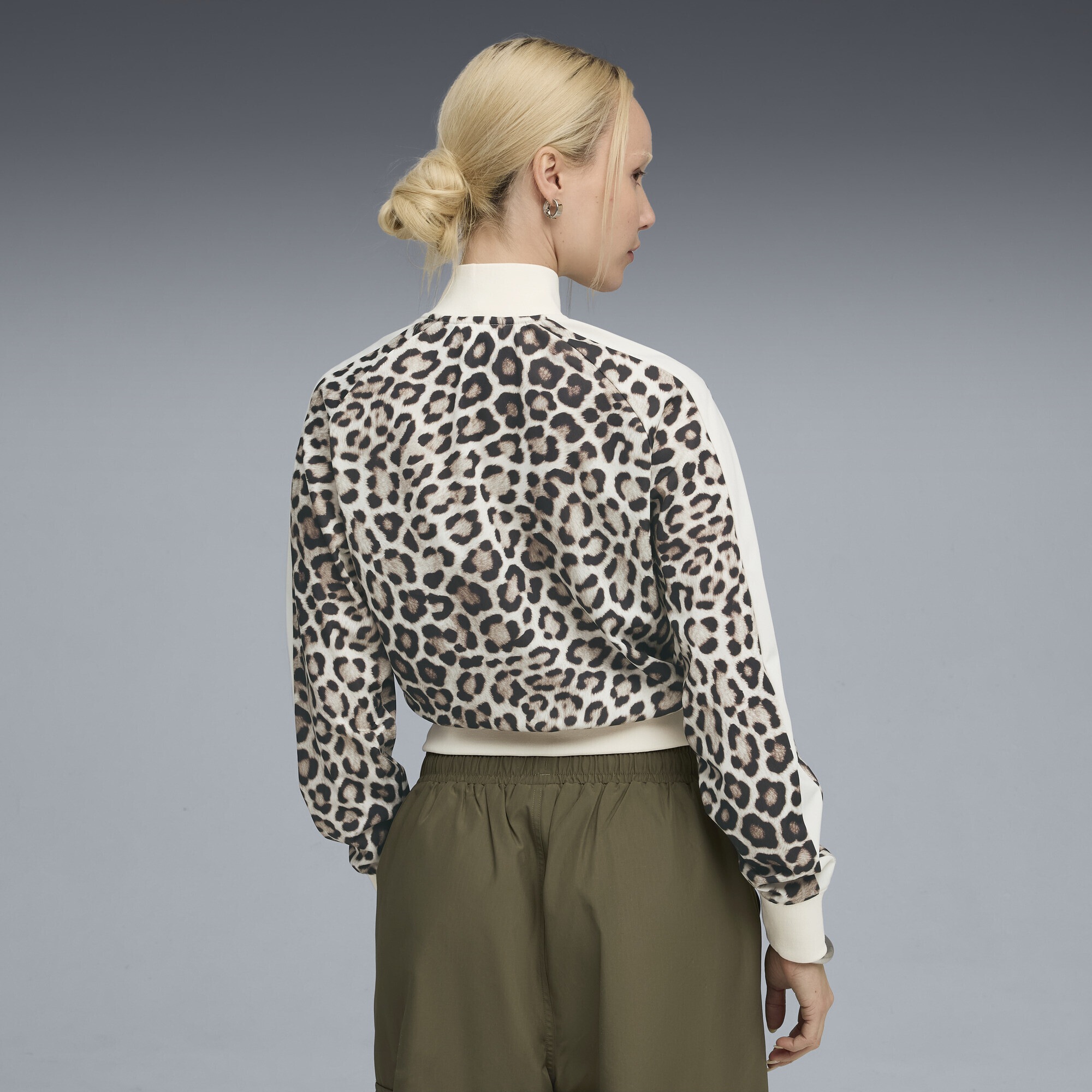 PUMA Trainingsjacke »T7 LEO LUXE Kurze Trainingsjacke mit Allover-Print Damen«