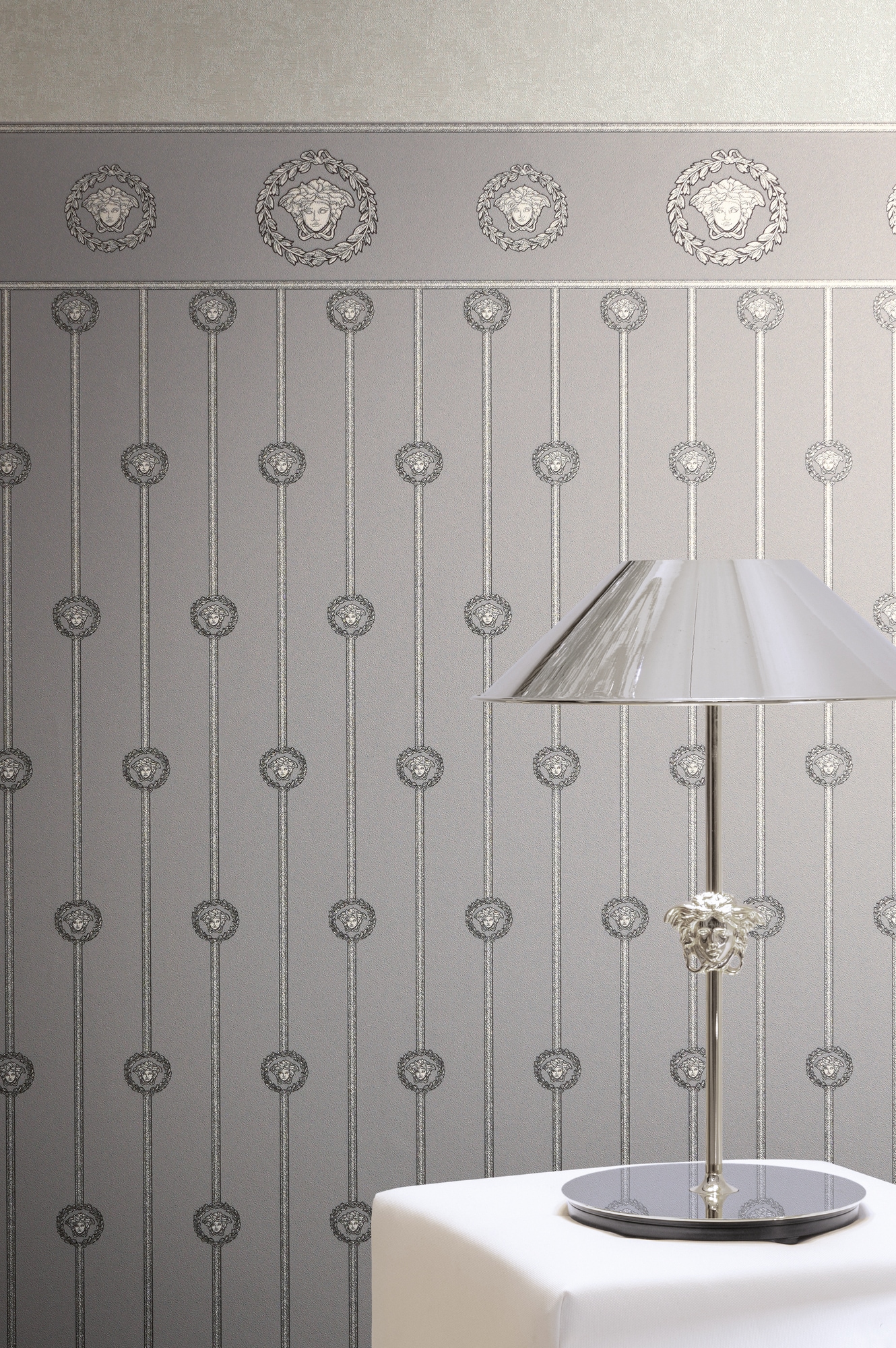 Versace Vliestapete »Versace 6 I Love Baroque –« 3D-Optik | Barock | Motiv geprägt Edle Bordüre mit ikonischem Medaillonmotiv & glänzender Struktur