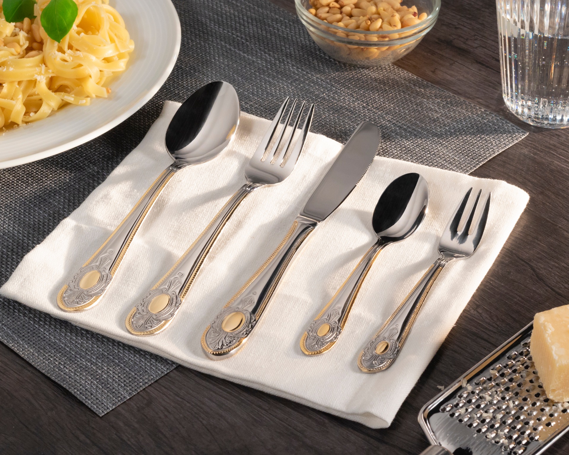 KING Besteck-Set »»VIERAILLA GOLD««, (Set, 31 tlg.), mit Dekor in Gold-Optik, inkl. Etui