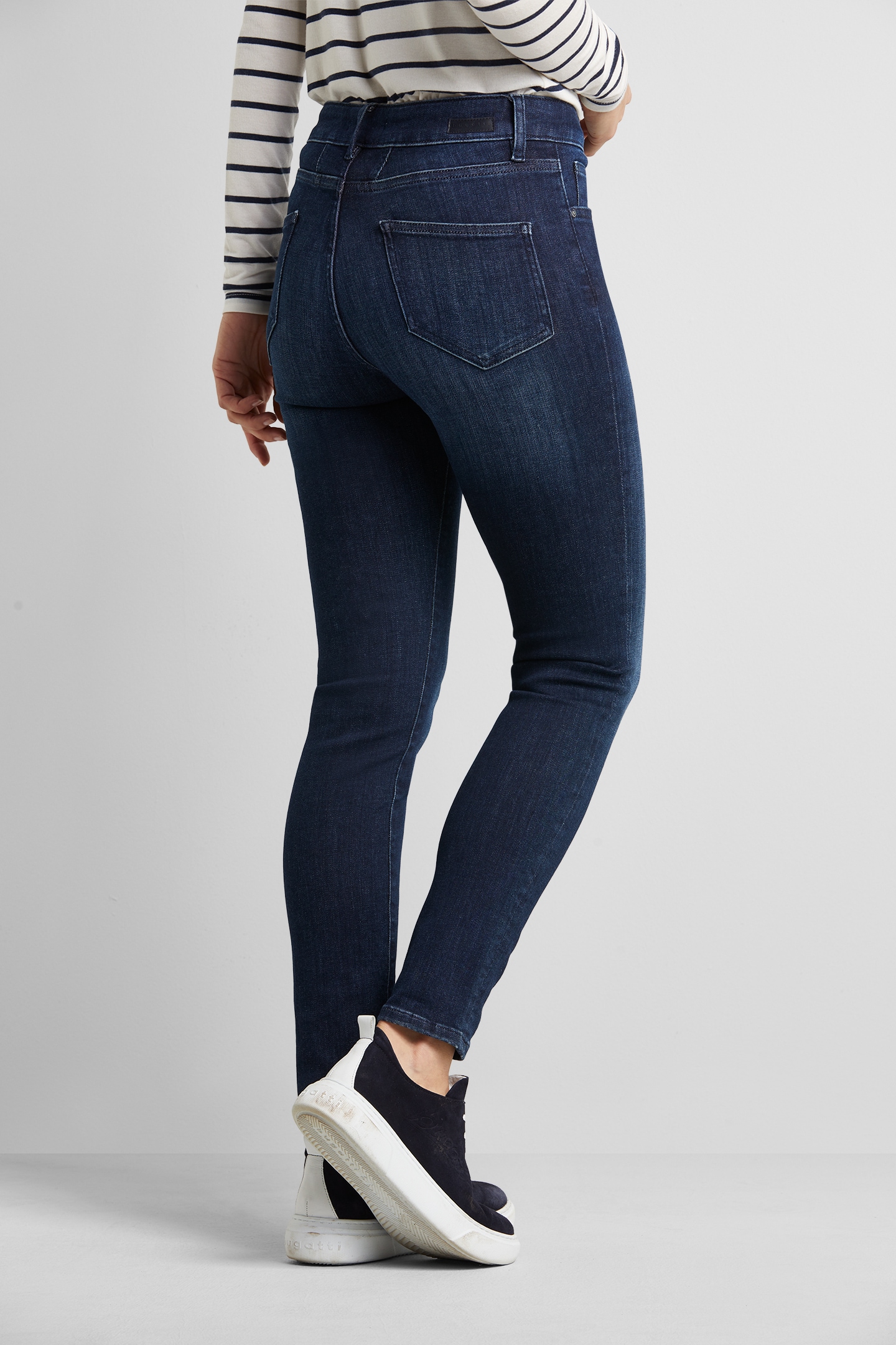 in BAUR bestellen bugatti | online Optik einer coolen 5-Pocket-Jeans,