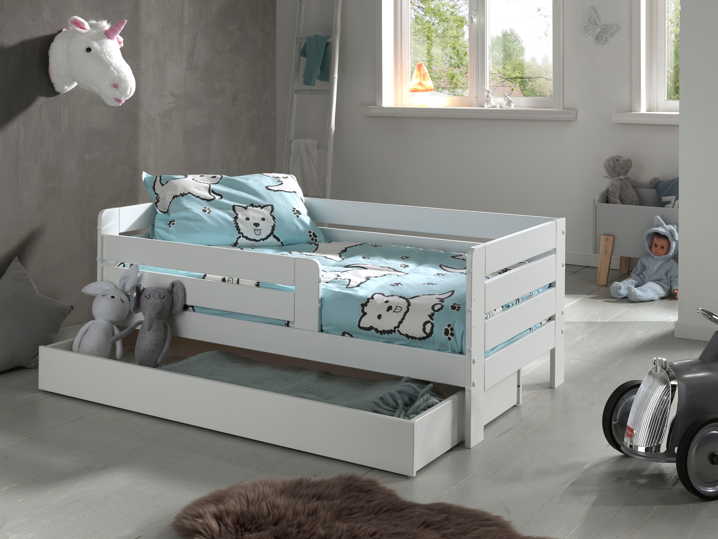 Vipack Kinderbett »Junior, Kiefermassiv mit umlaufendem Absturzschutz und Rolllattenrost«, (B/H/T ca. 143,6x56x70cm, mit niedrigem Betteinstieg), wahlweise in 2 Farben, mit oder ohne Schublade