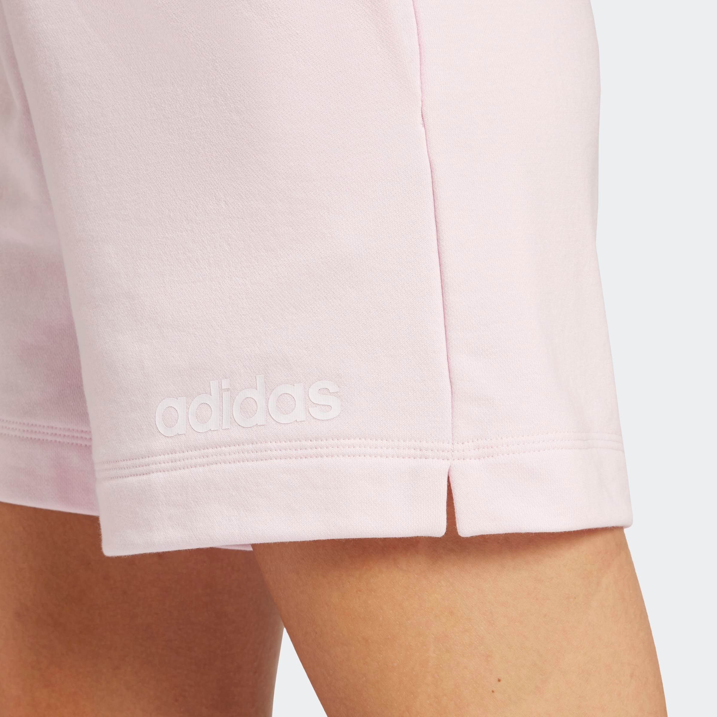 adidas Sportswear Shorts »W LIN FT SHO«, (1 tlg.), Mitelhoher Bund mit Kordelzug, aus weichem French Terry