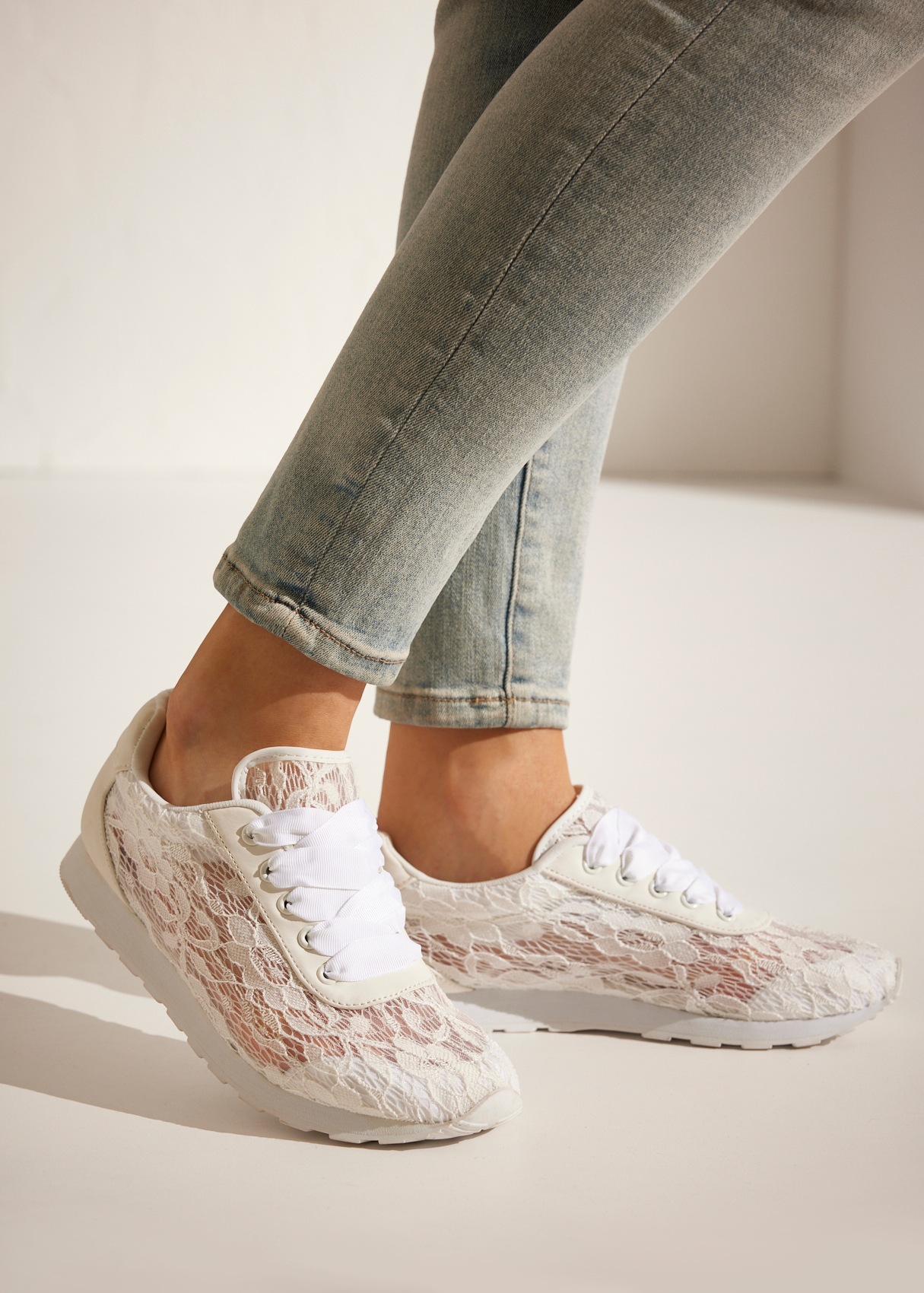 LASCANA Sneaker »Freizeitschuh, Schnürschuh,«, mit modischer Spitze VEGAN