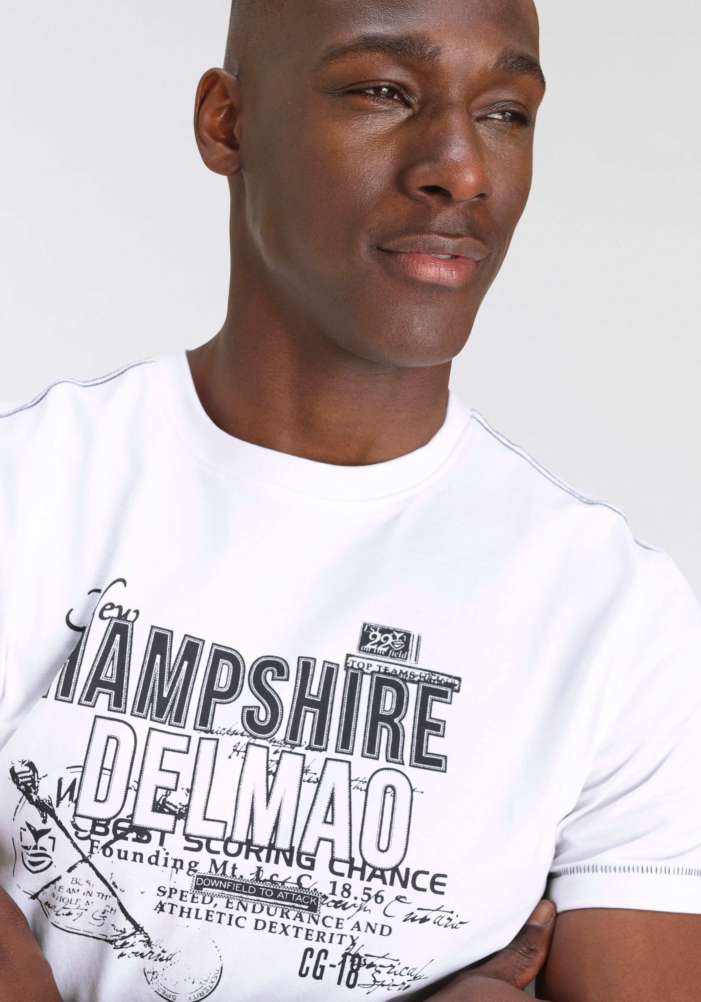 DELMAO T-Shirt, mit Brustprint und kontrastfarbigen Nähten-NEUE MARKE!