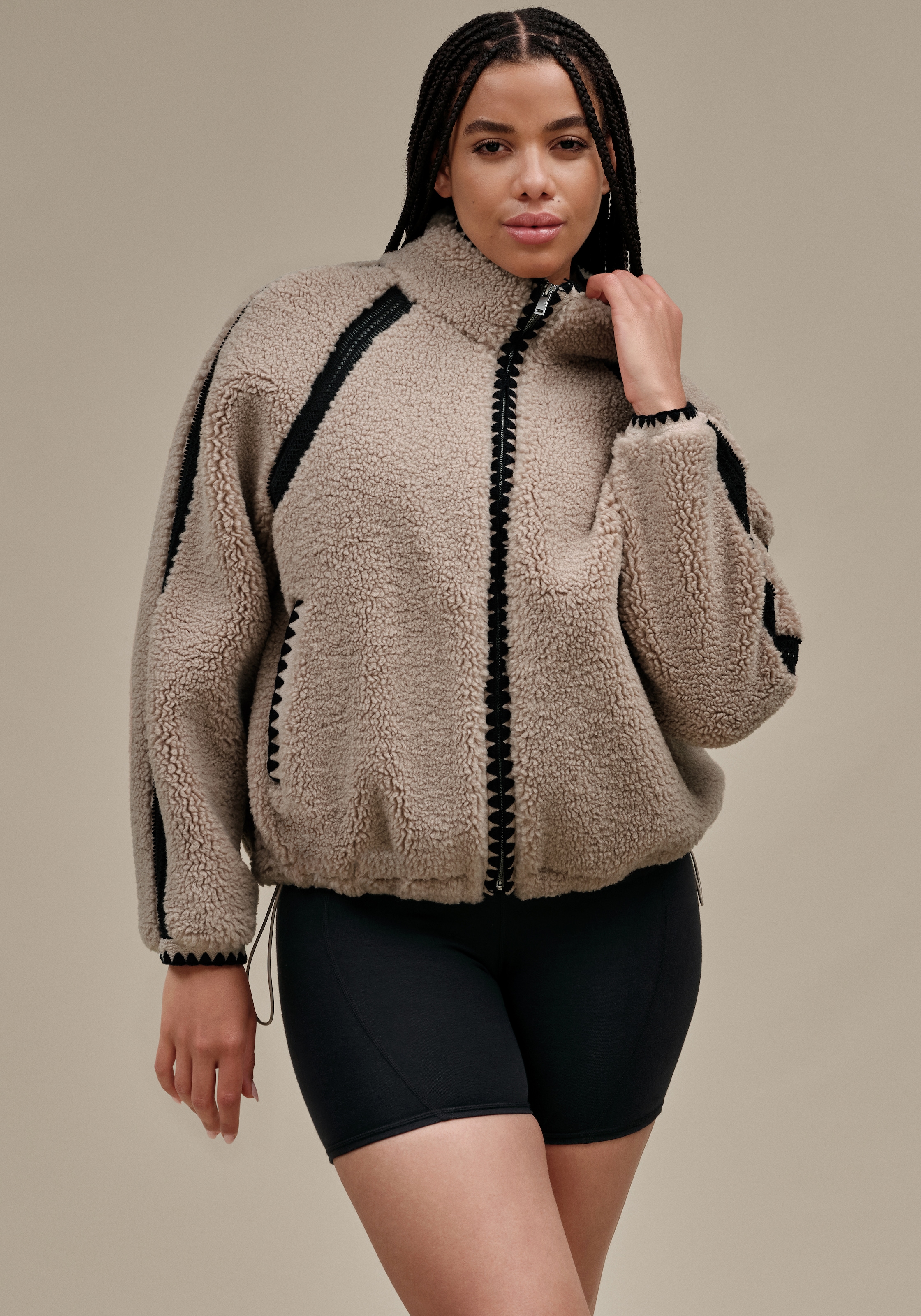 UGG Fleecejacke "W NIKIA CROCHET UGGFLUFF JACKET", mit Häkeldetail an Ärmelnähten und Ärmeln