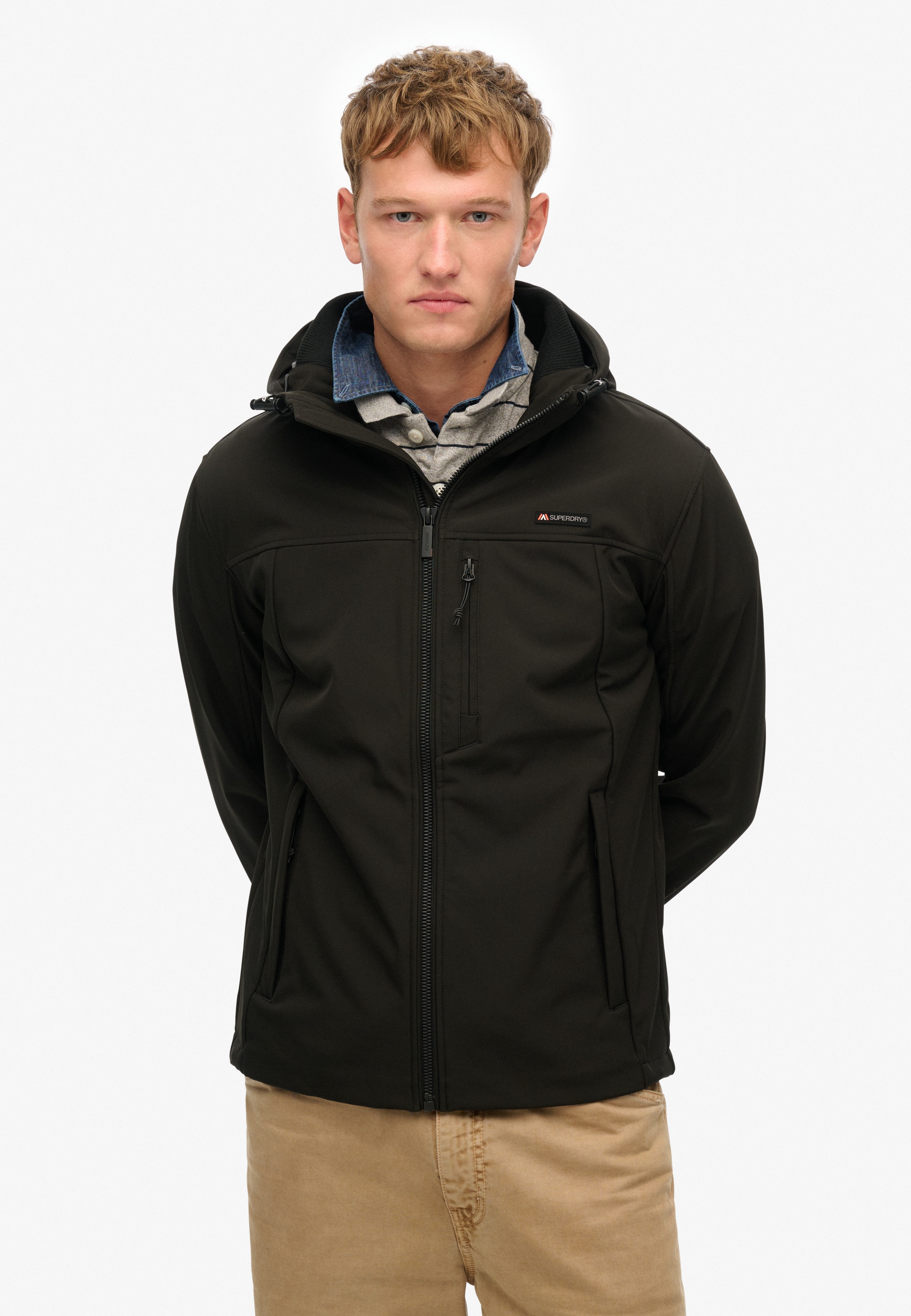 Superdry Outdoorjacke "HOODED SOFT SHELL TREKKER JKT" mit Kapuze aus Polyester und Elasthan, elastischer Tragekomfort, pflegeleicht