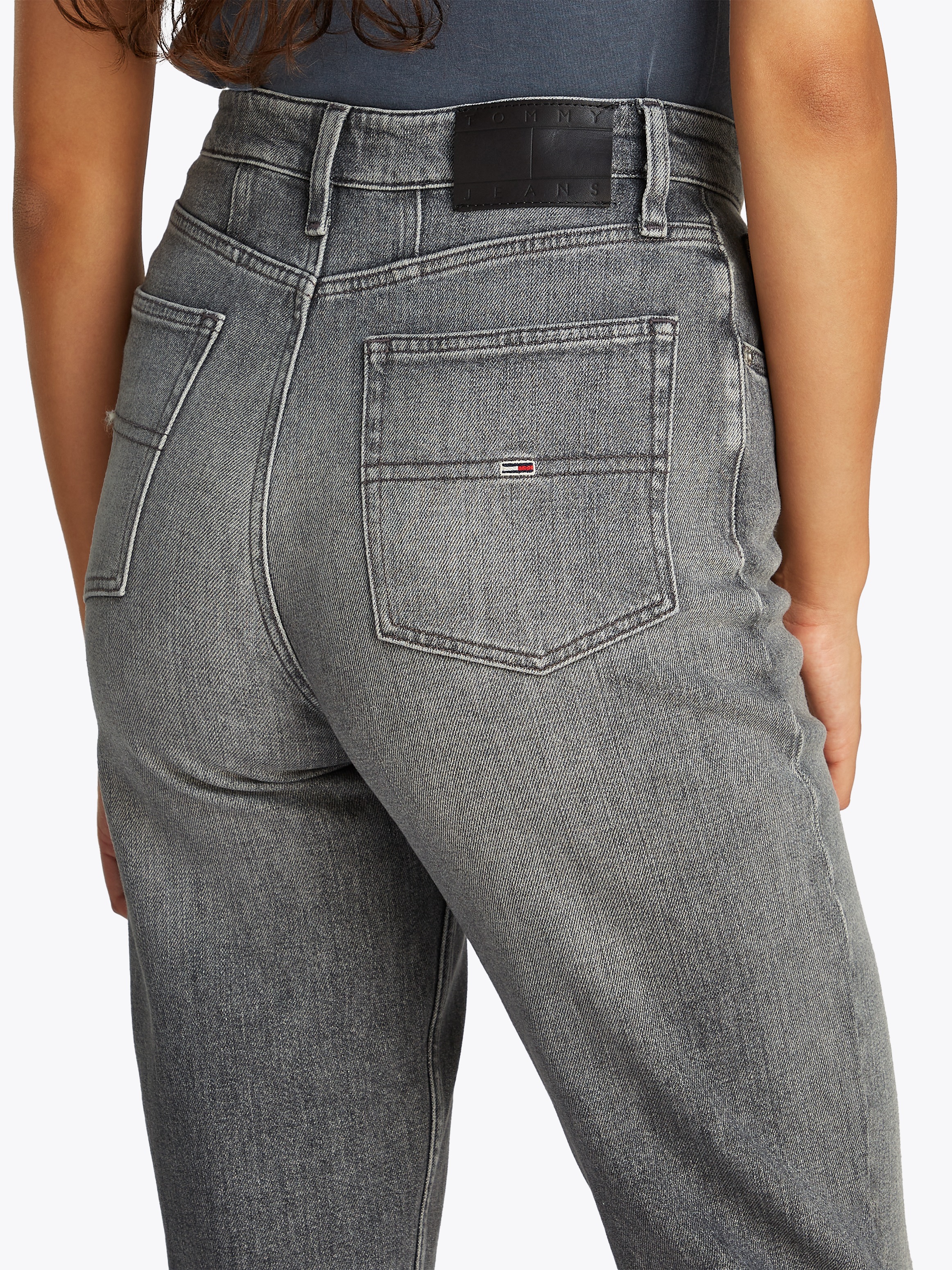 Tommy Jeans Mom-Jeans »High waist - Mom-Jeans Tapered«, mit Logo-Stickereien, in knöchelfreier Länge
