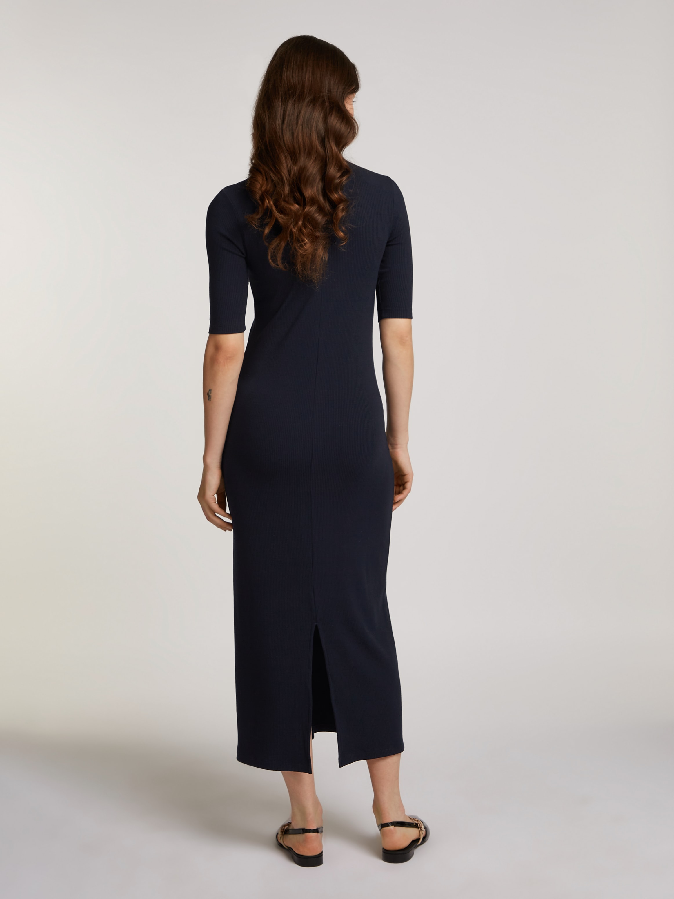 Tommy Hilfiger Midikleid »SLIM 5X2 RIB MIDI DRESS 1/2«, mit gerippter Struktur, Logostickerei