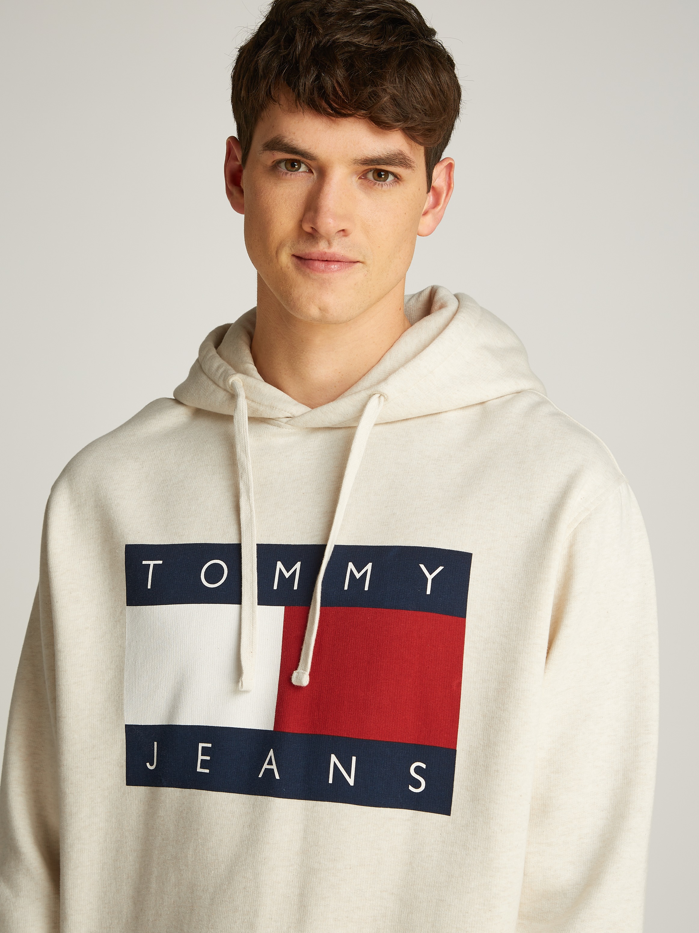 Tommy Jeans Hoodie »TJM MELANGE FLAG HOODIE«, mit großem Logo