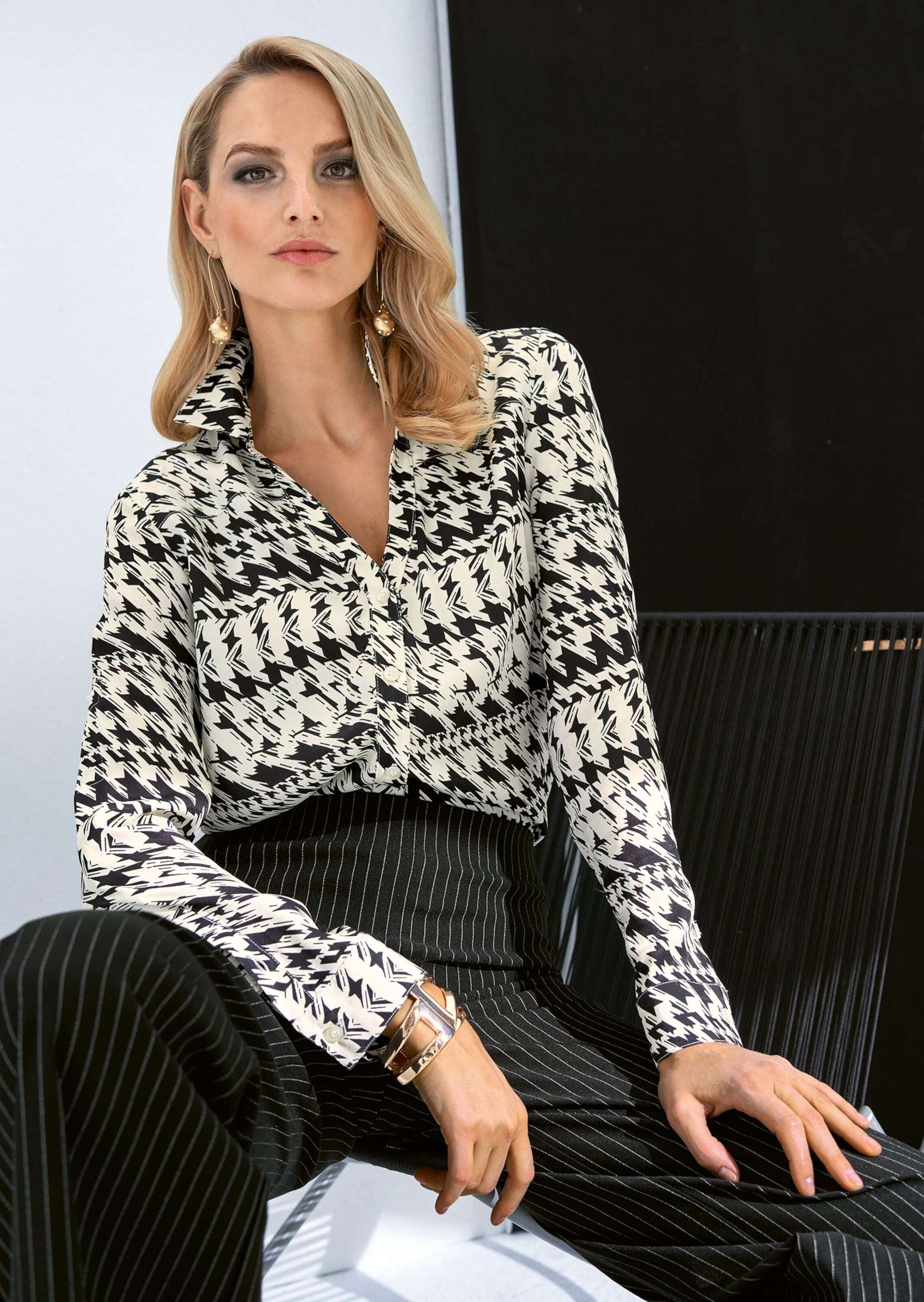 MADELEINE Langarmbluse »Bluse Hemdbluse mit Kontrastprint und Dekolleté-Ausschnitt«