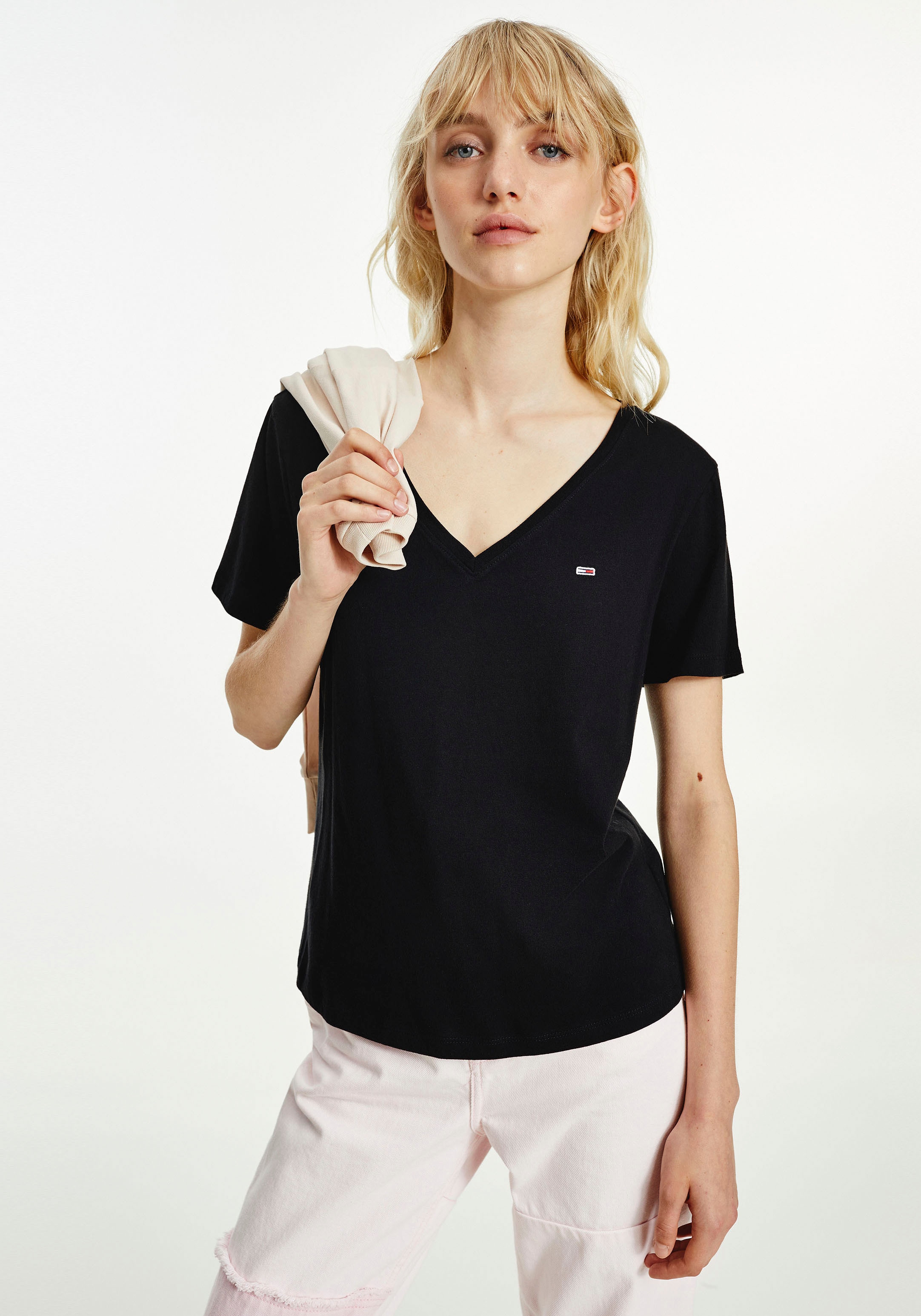 Tommy Jeans V-Shirt »TJW 2PACK SLIM SOFT V NECK TEE« (Packung 2 tlg. 2er-Pack) in Basic Optik mit Tommy Jeans Markenlabel XV11047