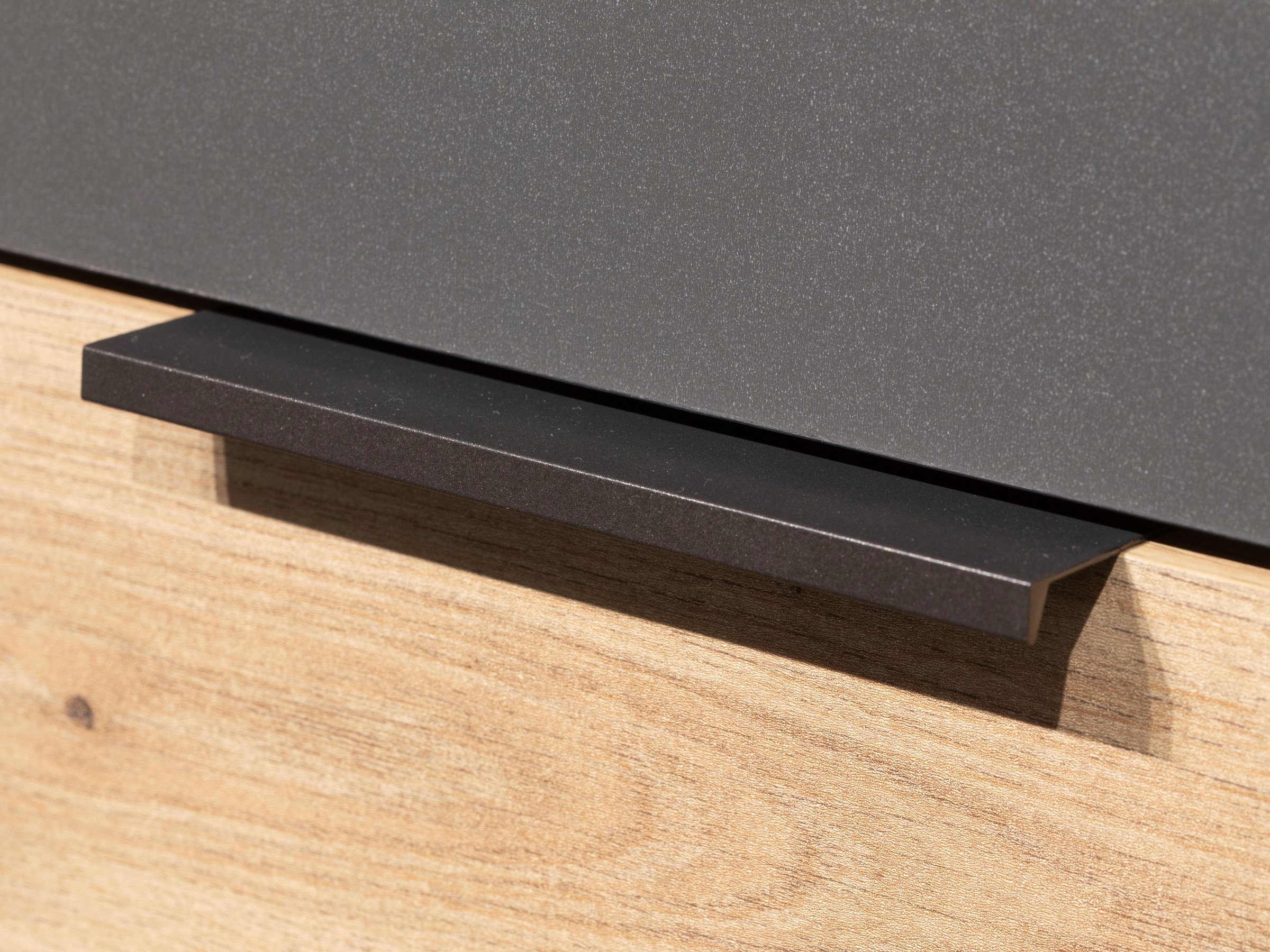 rauch Drehtürenschrank »Kleiderschrank Schrank Garderobe Schlafzimmerschrank DAVOA«, mit farblich abgesetzten Schubkästen in Eiche Artisan MADE IN GERMANY