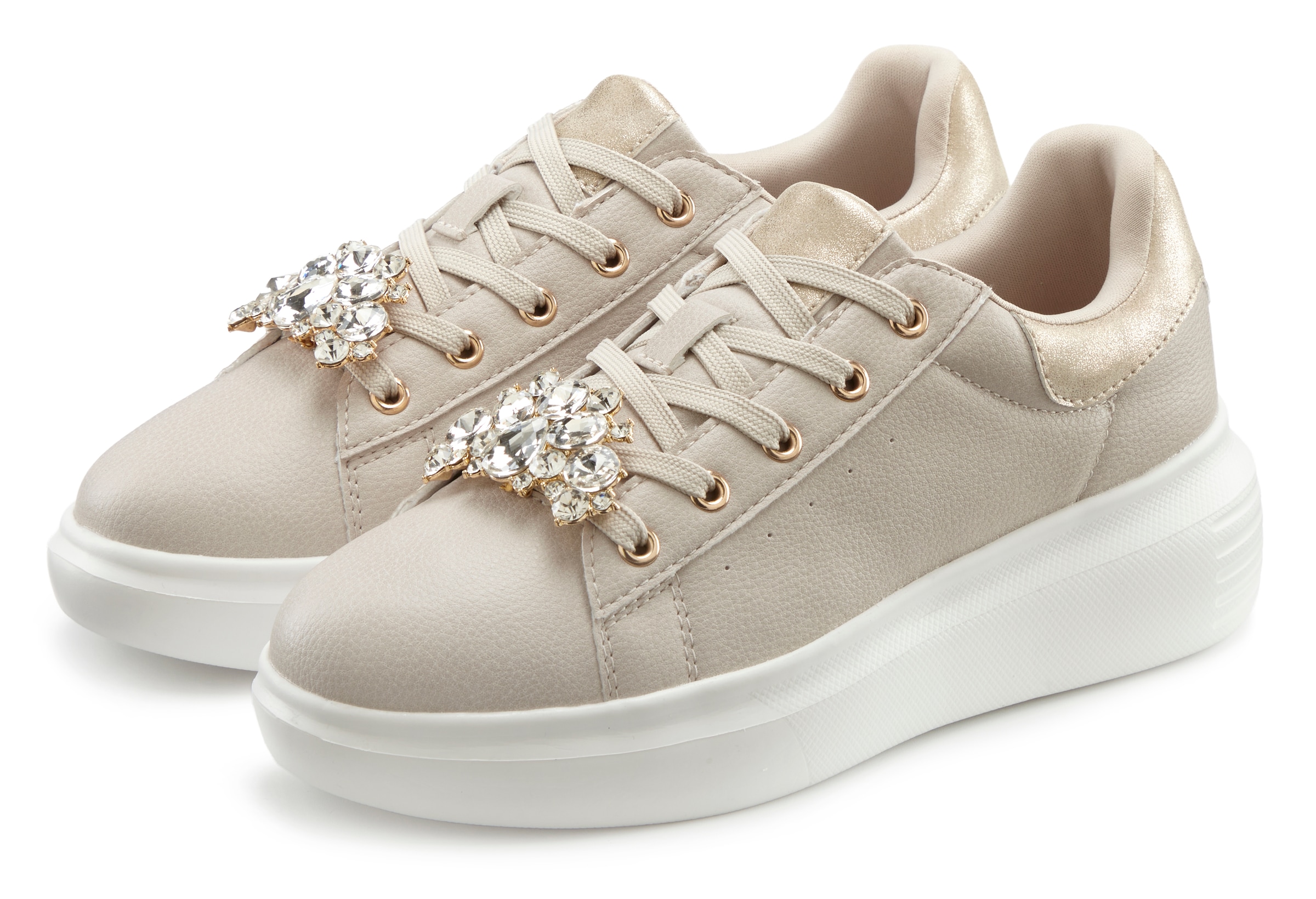 LASCANA Sneaker »Freizeitschuh, Schnürhalbschuh, Halbschuh,«, mit Metallicdetails und abnehmbarer Brosche VEGAN