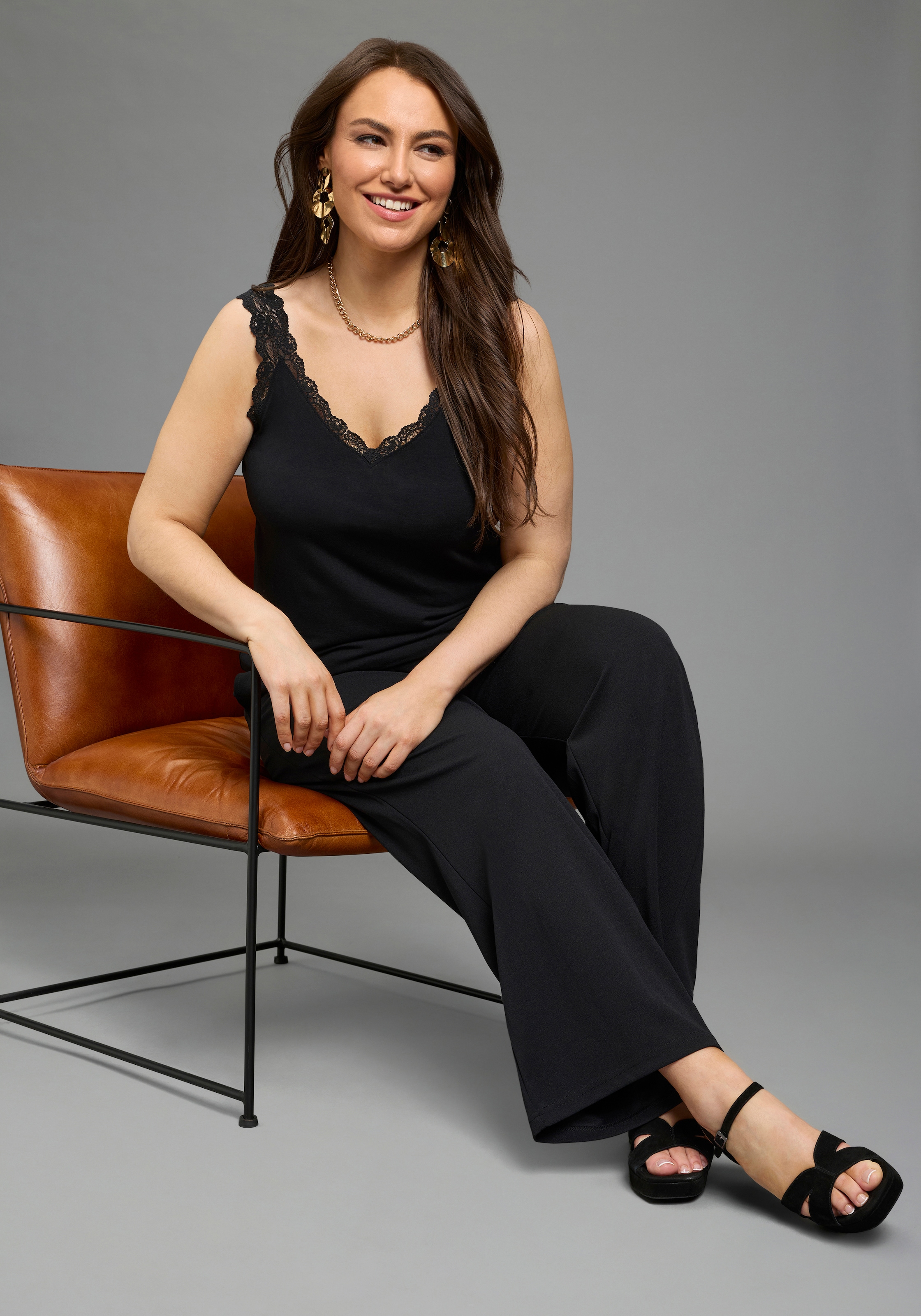 Laura Scott CURVE Tanktop figurnahe Schnittform mit V-Ausschnitt und Spitze