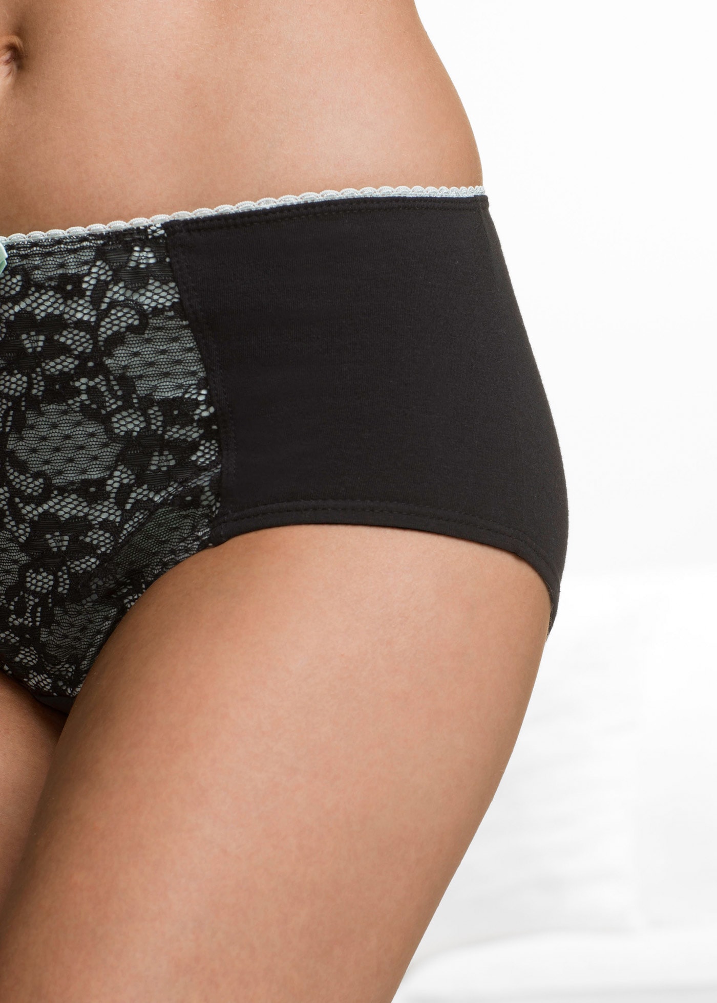 bonprix Maxislip Packung, 4 Stk. 4-er Pack, mit farbigem Spitzeneinsatz