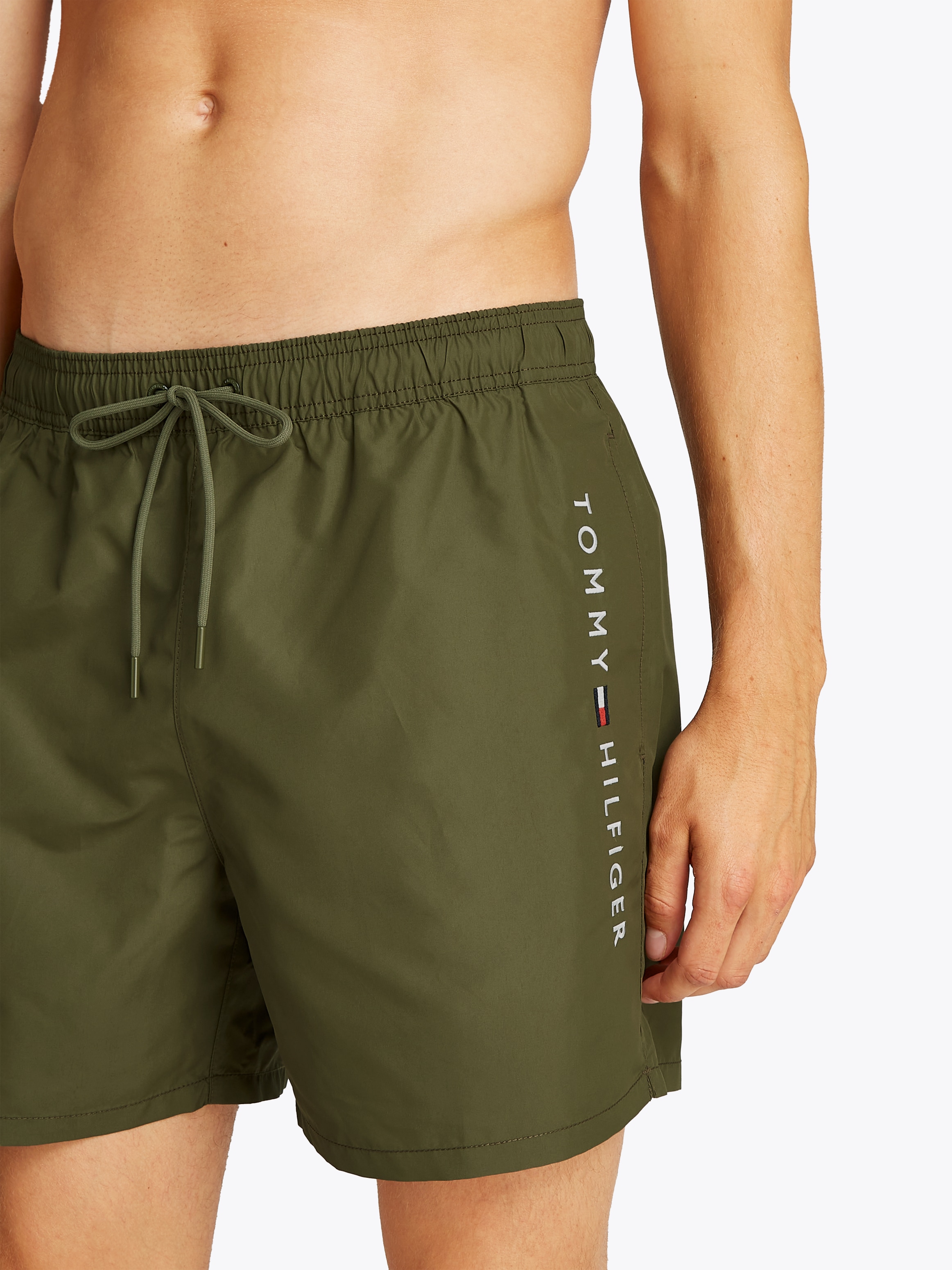 Tommy Hilfiger Swimwear Badeshorts »MEDIUM DRAWSTRING«, mit Logostickerei an der Hüfte
