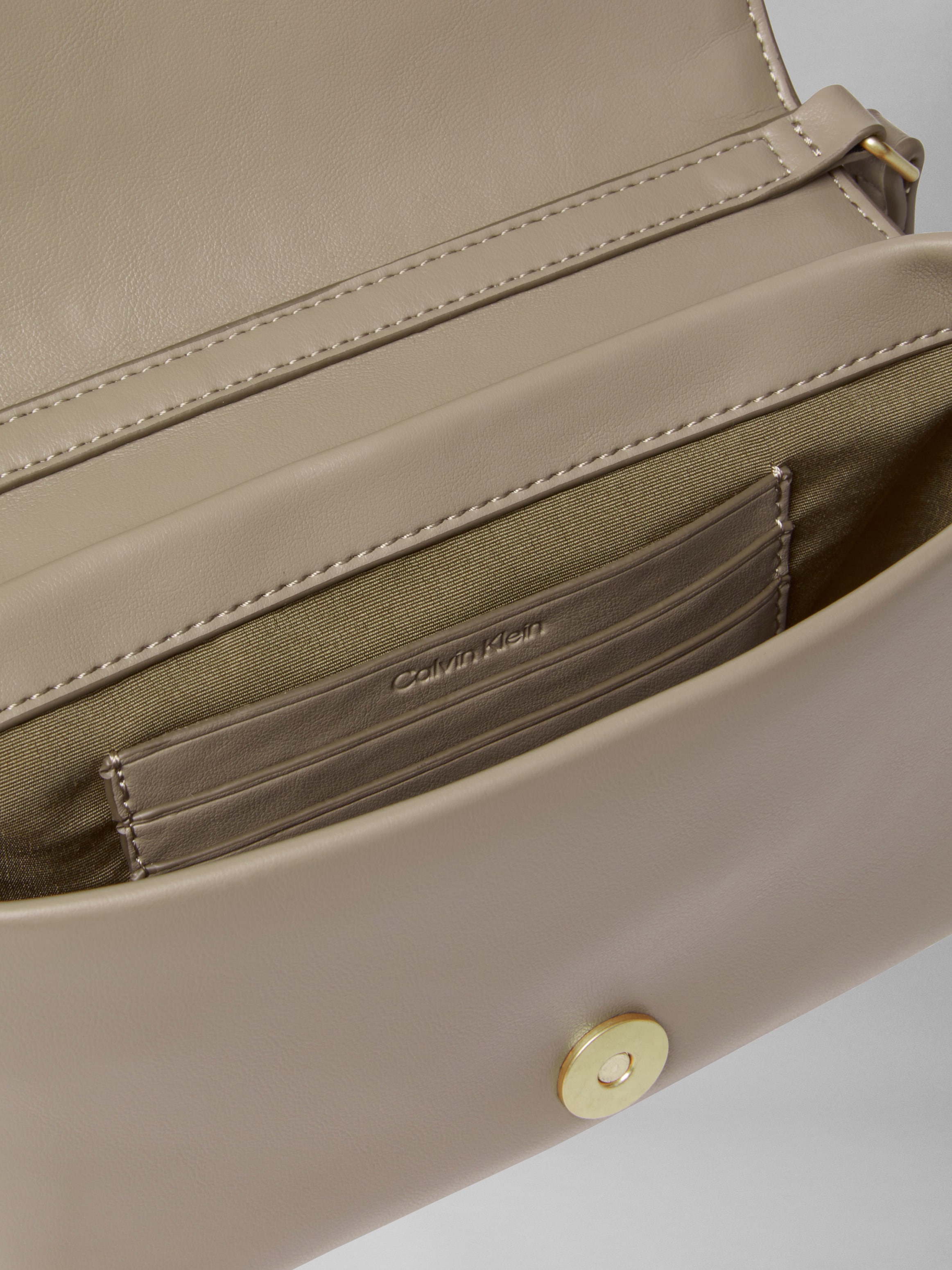 Calvin Klein Umhängetasche »RAISED CK FLAP CROSSBODY« Damen-Schultertasche, Handtasche, kleine Abendtasche mit CK-Logo